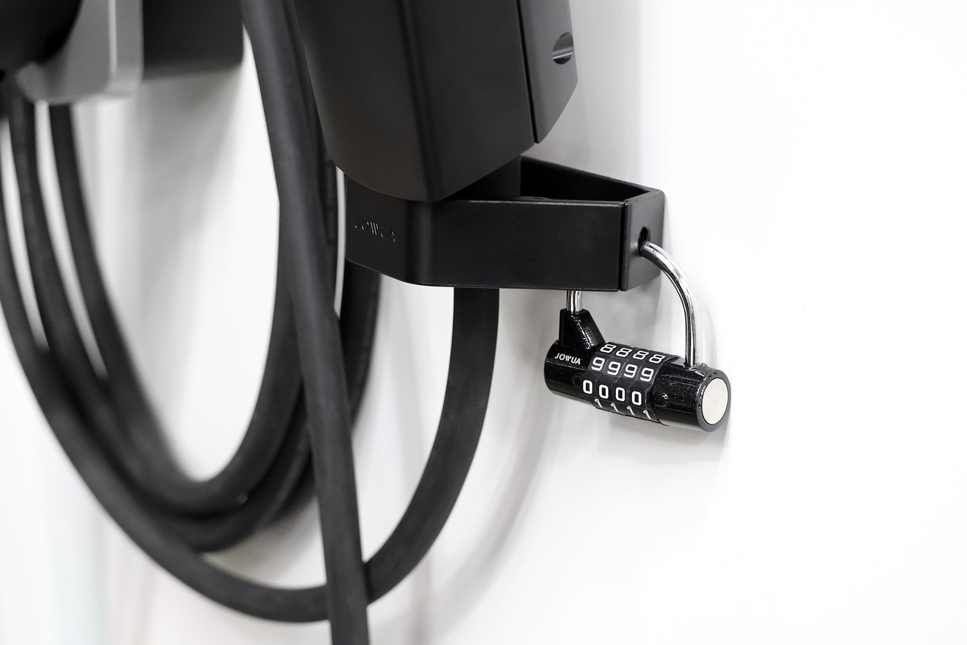 JOWUA Taiwan 充電樁防盜鎖可將粗黑的充電線固定於掛牆式充電樁上,白色數字組合可加強多重碼安全及有效充電樁防盜。.