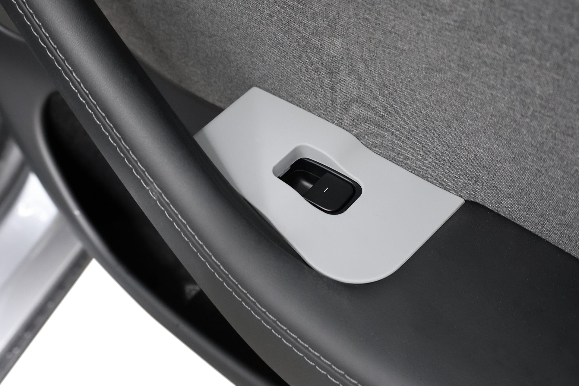 Tesla 門板特寫,是安裝 JOWUA 台灣車用折疊桌板兩入組的理想位置,非常適合打造後座電梯專屬行動辦公室設置。.