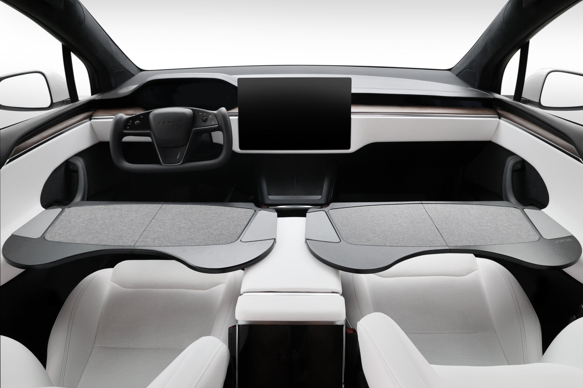 JOWUA 台灣車用折疊桌板兩入組為您的 Tesla 簡約內飾帶來了可折疊托盤桌,配有兩個白色座椅、一個軛形方向盤和大型觸摸屏,非常適合在旅途中打造時尚的行動辦公室。.