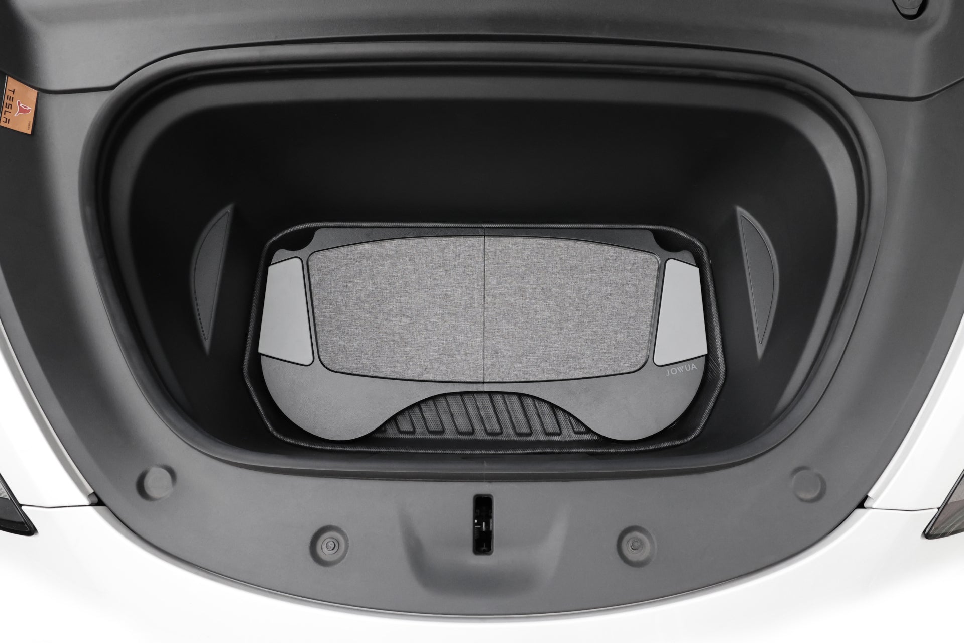 帶有 JOWUA 台灣車用折疊桌板兩入組的白色特斯拉行李箱的自上而下視圖,其折疊式設計整齊排列,非常適合您的行動辦公室必需品。.