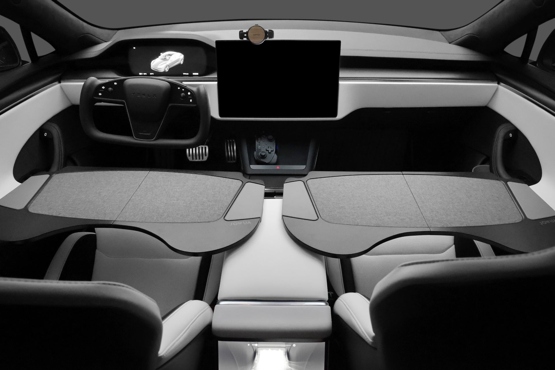 JOWUA 台灣車用折疊桌板兩入組為您的 Tesla 前排座椅添加了類似辦公桌的表面,將帶有中央觸控螢幕的現代內飾轉變為帶輪子的移動辦公室工作空間。.