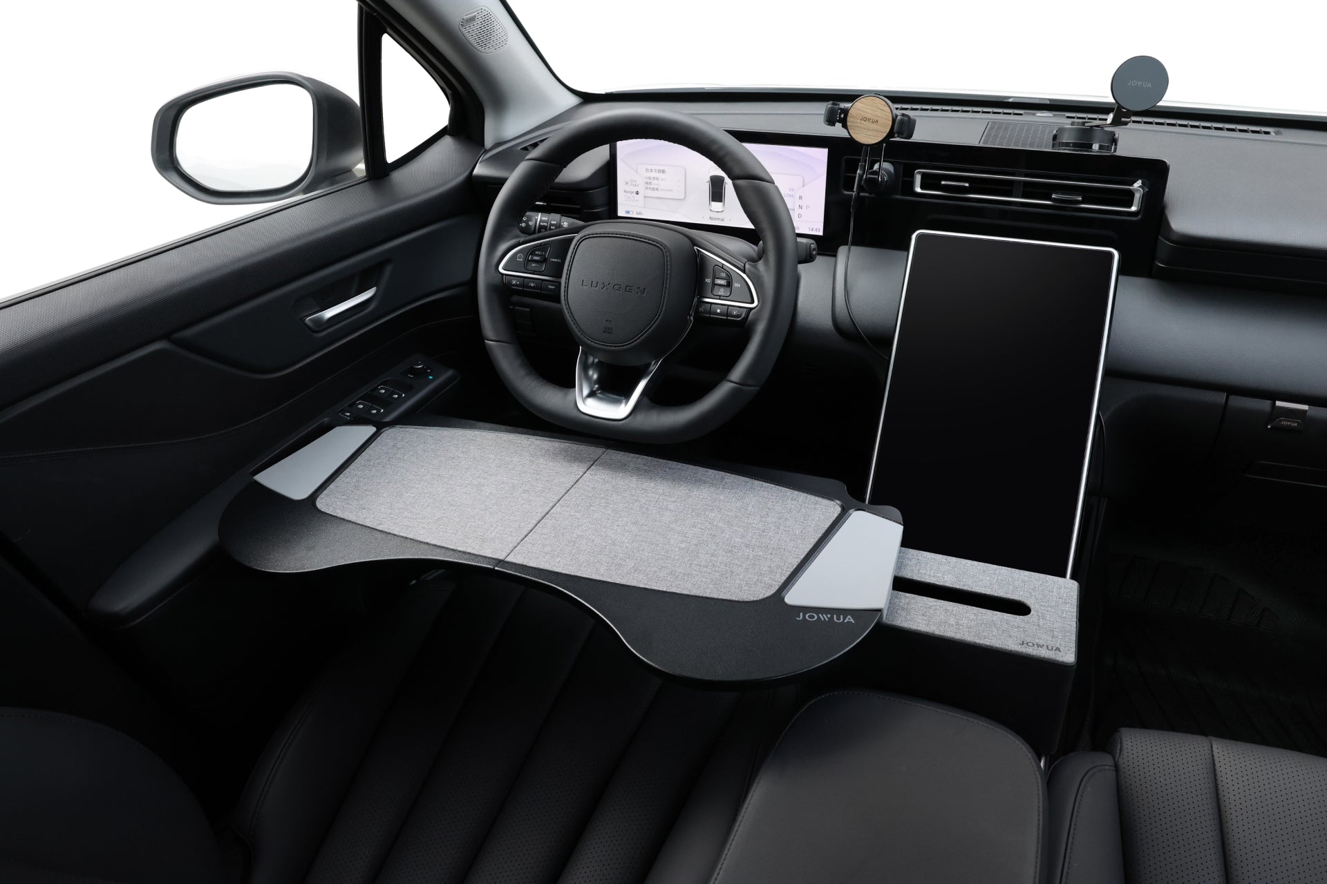 Luxgen n⁷ 的內裝採用現代設計,配有方向盤和大型觸控螢幕儀表板。中央控制台上方由JOWUA Taiwan設計的車用折疊桌板兩入組,打造出高效率的辦公空間。簡約風格以光滑的黑色和金屬飾面為特色。.