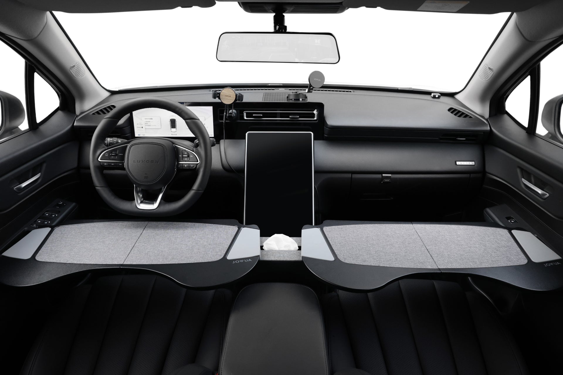 Luxgen n⁷ 的內部配備了未來派儀表板和行動辦公室設施。它配備數位顯示方向盤、大型中央觸控螢幕和深色織物裝飾的座椅。 JOWUA Taiwan 車用折疊桌板兩組提供附在前排座椅上的餐桌空間。.