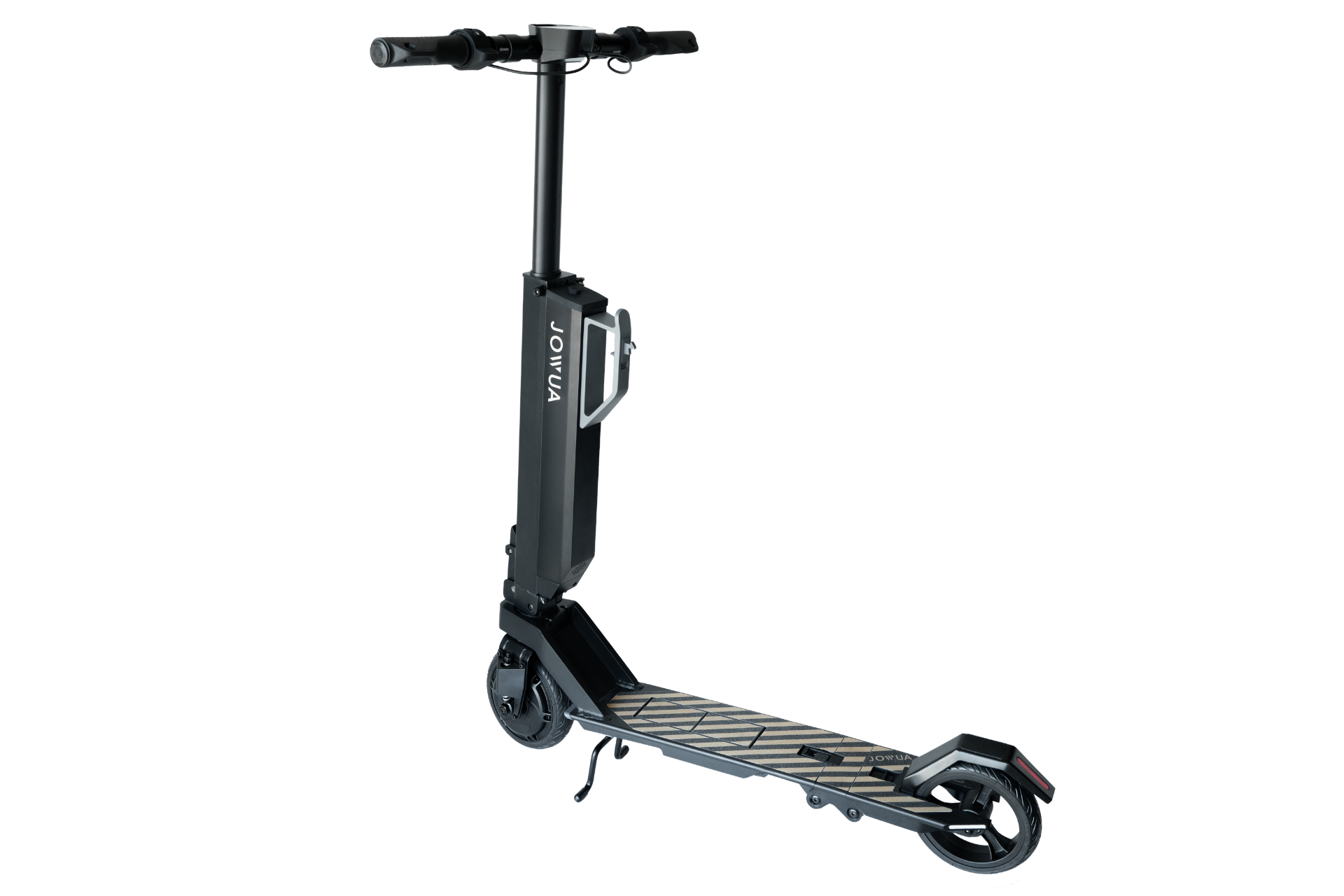 黑色的 JOWUA Taiwan 折疊電動滑板車|Performance 纖細的車架、手把握把和紋理腳踏板,在淺色的背景上呈現斜角。電池容量升級提供更長的騎乘時間。垂直豎管上印有「Jolta」字樣。.