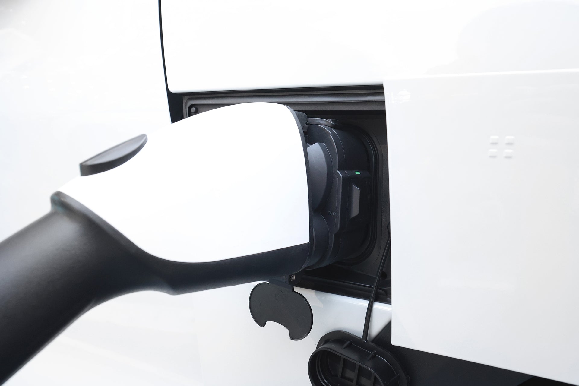 台灣 JOWUA CCS1 to CCS2 DC & AC 快慢充萬用組(Foxtron Bria、Audi Q6 專用)充電插頭連接白色汽車連接埠特寫-最適合 Foxtron Bria 充電使用。.