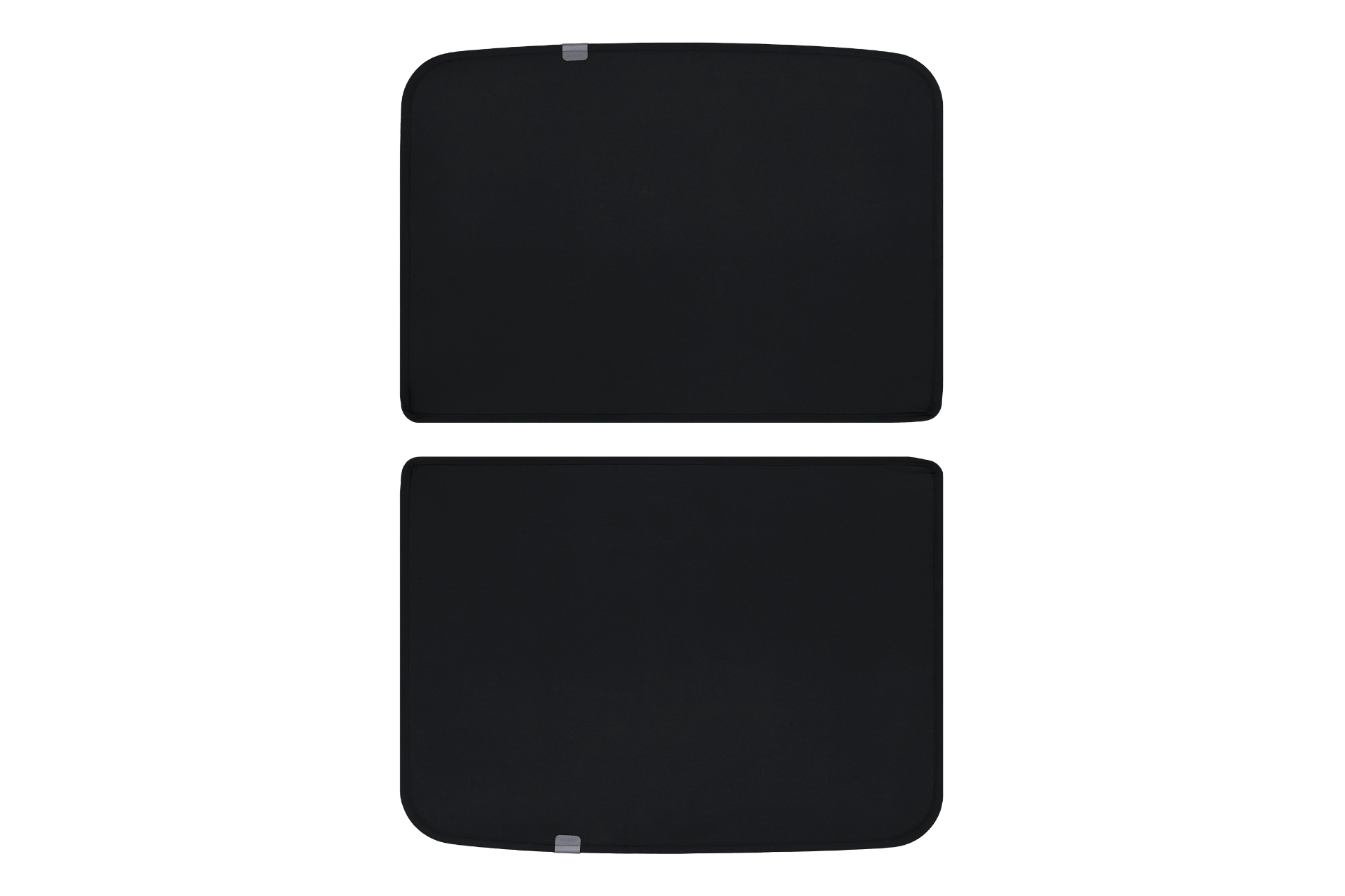 兩個黑色方形 JOWUA 台灣玻璃車頂遮陽簾 (LUXGEN n⁷) 智慧標籤在白色背景上垂直堆疊,每個標籤的一角都有一個小金屬點綴,用於追蹤設備。.