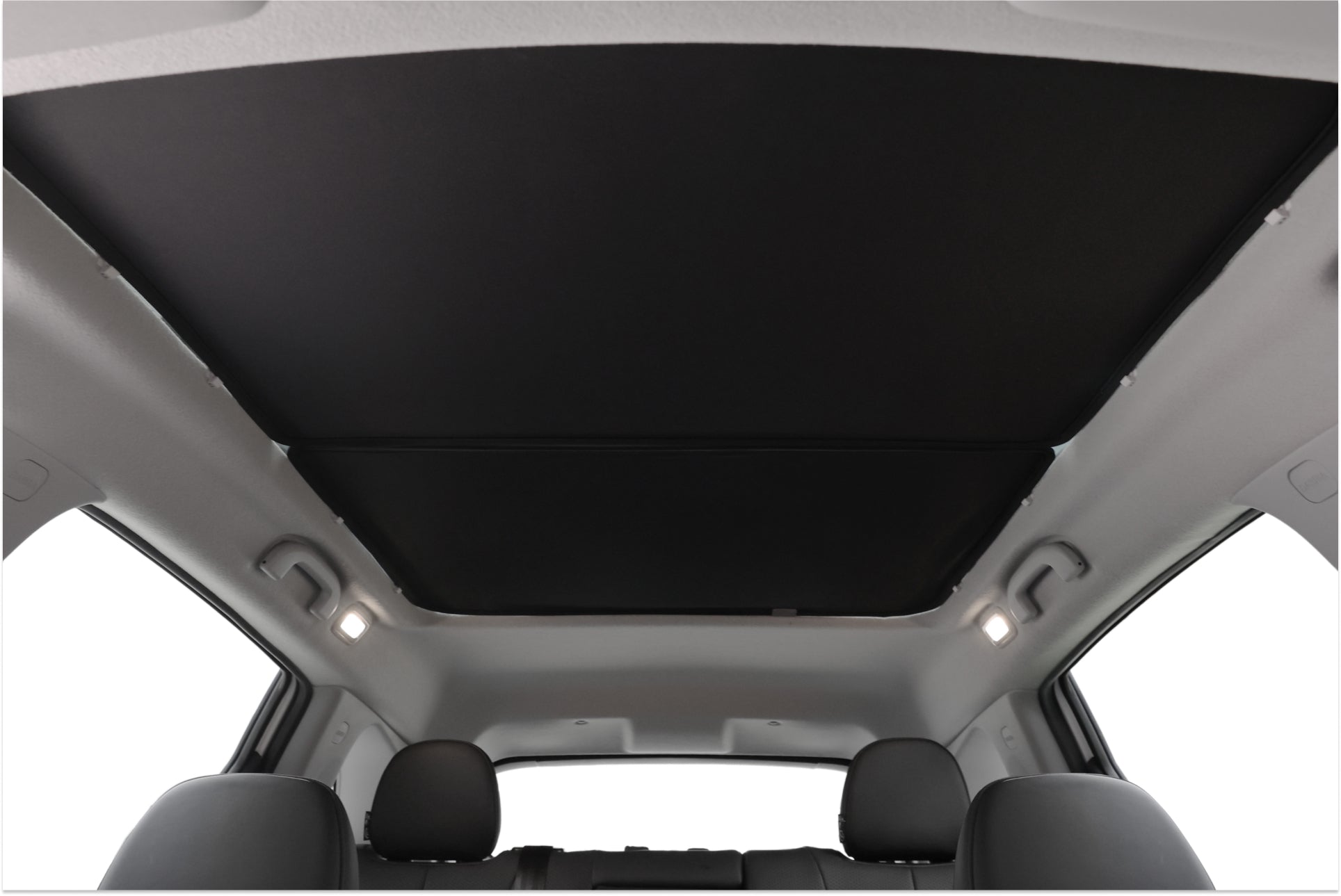 車內採用時尚的設計,封閉式天窗由淺灰色的 JOWUA 台灣玻璃車頂遮陽簾 (LUXGEN n⁷) 覆蓋。當前排座椅頂部露出時,兩個小型內部燈增強了豪華感。.