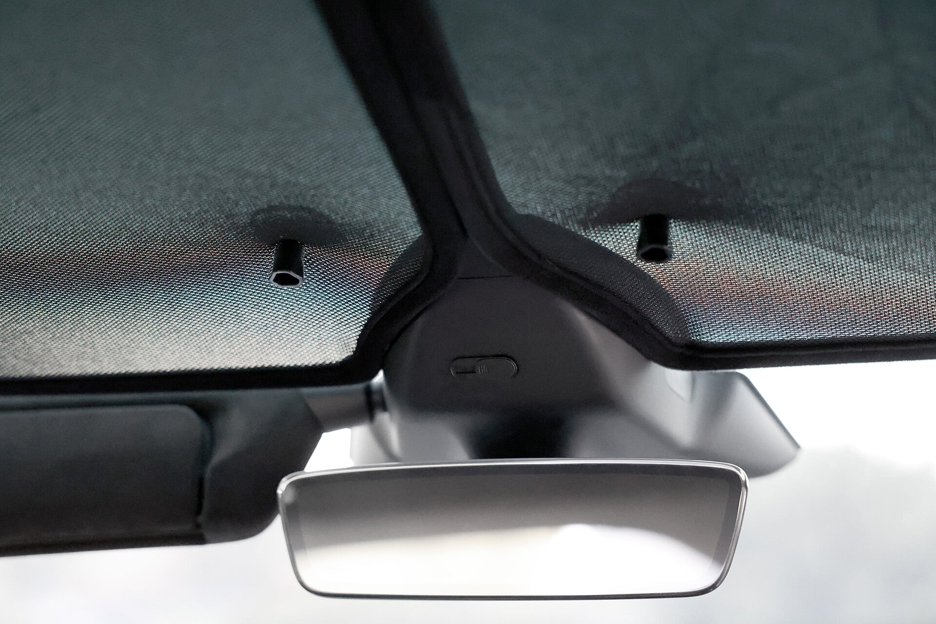汽車內部視圖顯示了後視鏡和先進的隔熱效果天窗面板。 JOWUA Taiwan Model X 採用流線型分離式遮陽簾,開口較小,重點放在擋風玻璃上部區域。.