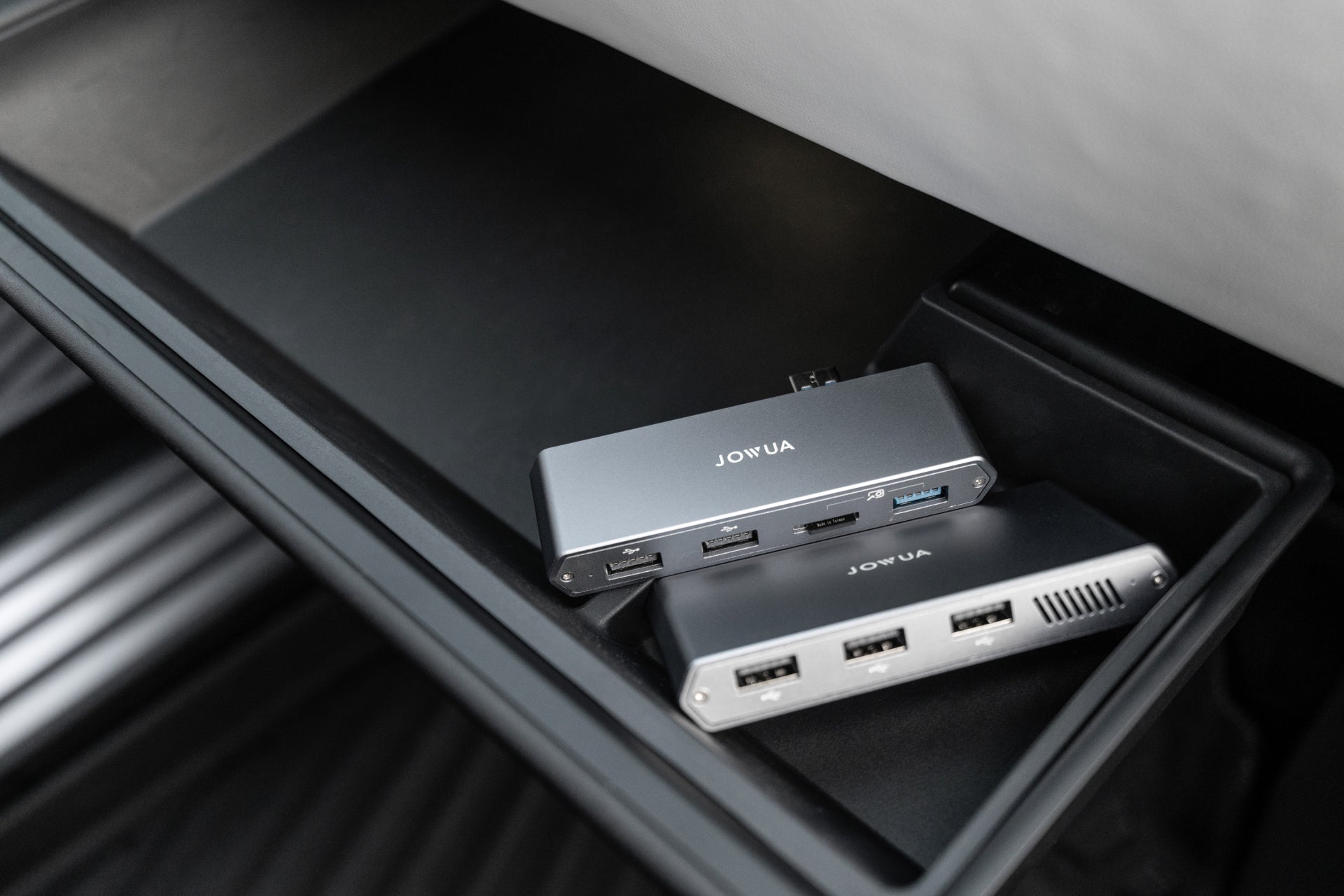 兩顆 JOWUA Taiwan Tesla 專用 1TB SSD+3 Port HUB,是 Model S/X/Model 3/Y/Cybertruck USB 擴充的理想選擇。金屬灰色的表面處理,突顯其與 Tesla 配件的契合度。.