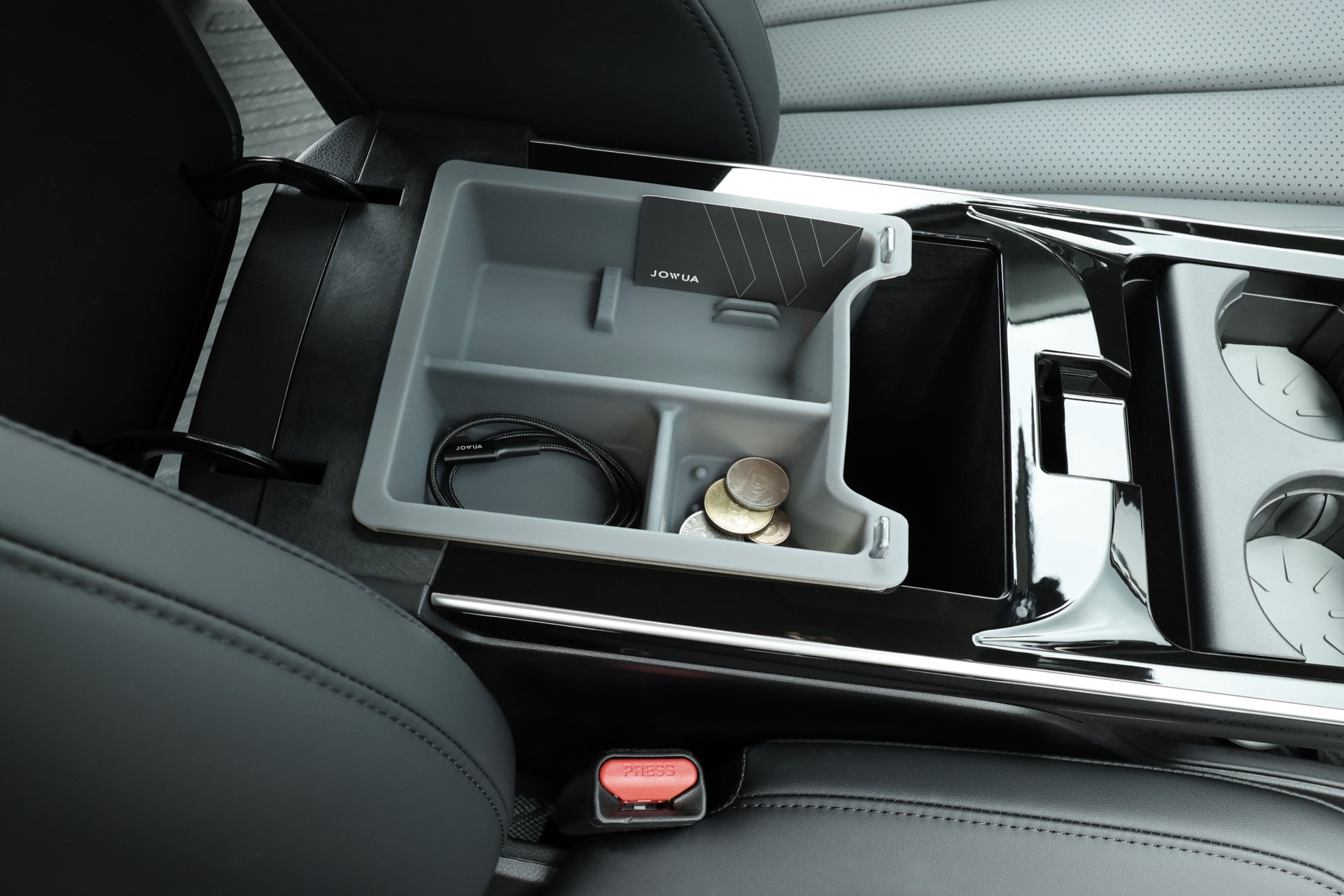 適用於 LUXGEN n⁷ 的 JOWUA 台灣扶手箱收納盒採用光滑、光澤的黑色裝飾,並配有相鄰的杯架。其雙層設計非常適合整理零錢、電纜和卡片,從而最大限度地提高扶手箱空間的效率。.