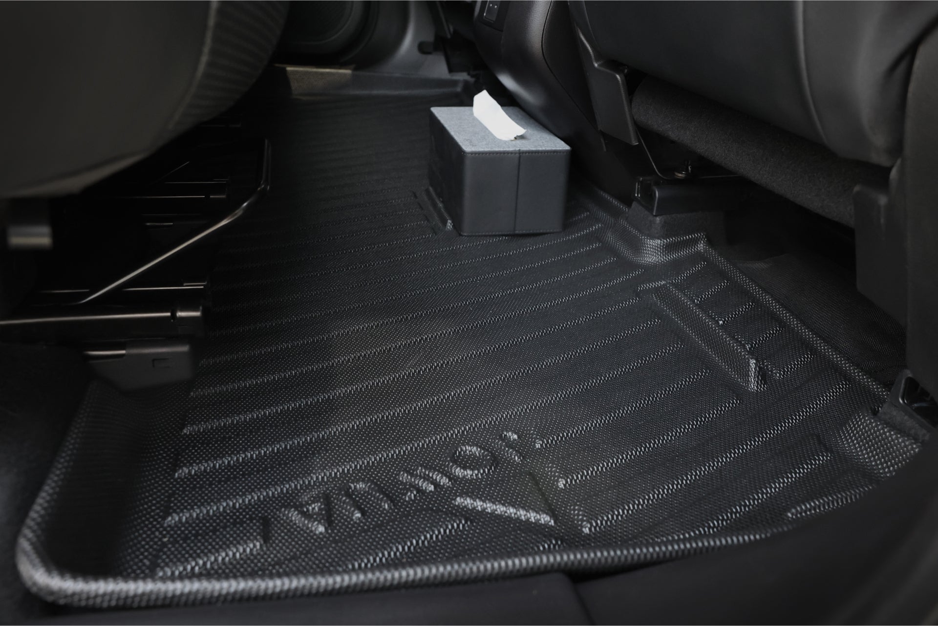 JOWUA台灣立體防水腳墊(LUXGEN n⁷ 7人座)整齊地安放在後座地板上,上方更放置紙巾盒,凸顯其為納智捷LUXGEN車系量身訂做的專屬設計。.