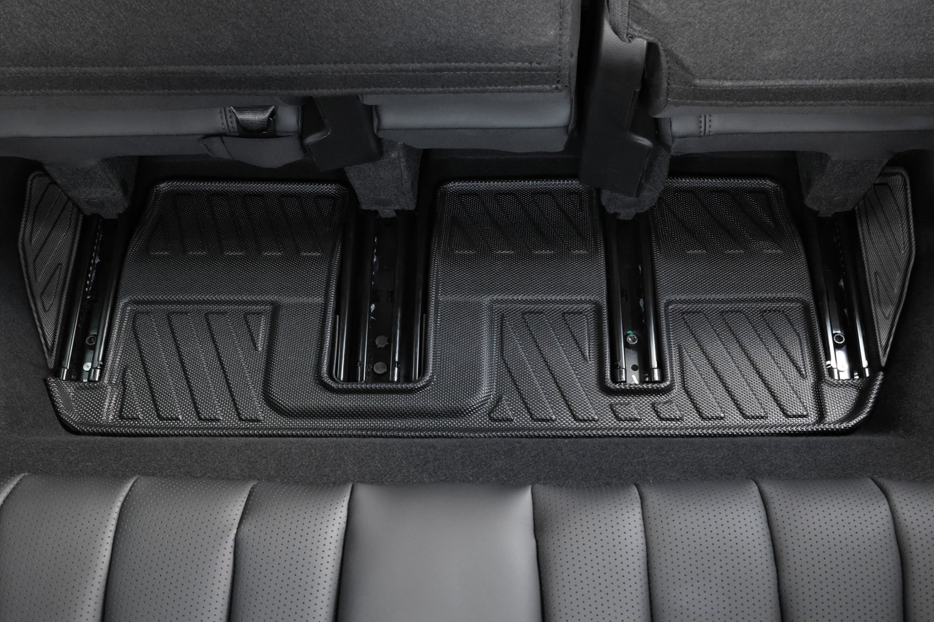 從汽車後座區域內部可以看到 JOWUA 台灣的立體防水腳墊 (LUXGEN n⁷ 7人座),採用黑色紋理橡膠。乾淨、保養良好的地板,搭配納智捷LUXGEN獨創的專利收納設計,更為生活增添便利。.
