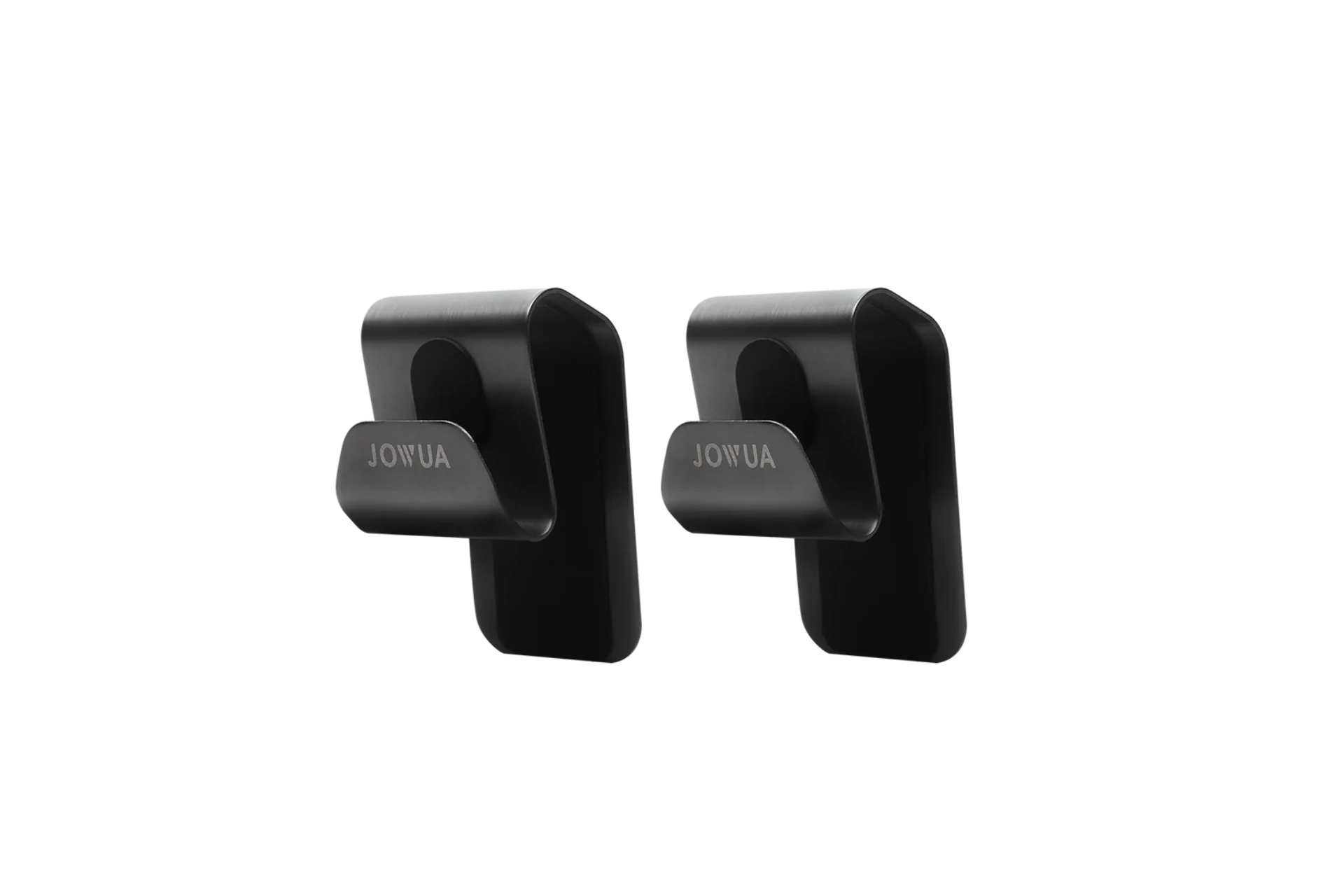 兩個由 JOWUA Taiwan 出品的 LUXGEN n⁷ 手套箱掛鉤,採用獨特的設計,頂部呈弧形,以 304 不銹鋼製成,安裝在白色背景上。水平臂可防止物品滑落。每個黑色掛鉤上都顯著地顯示著“Jowua”品牌名稱。.