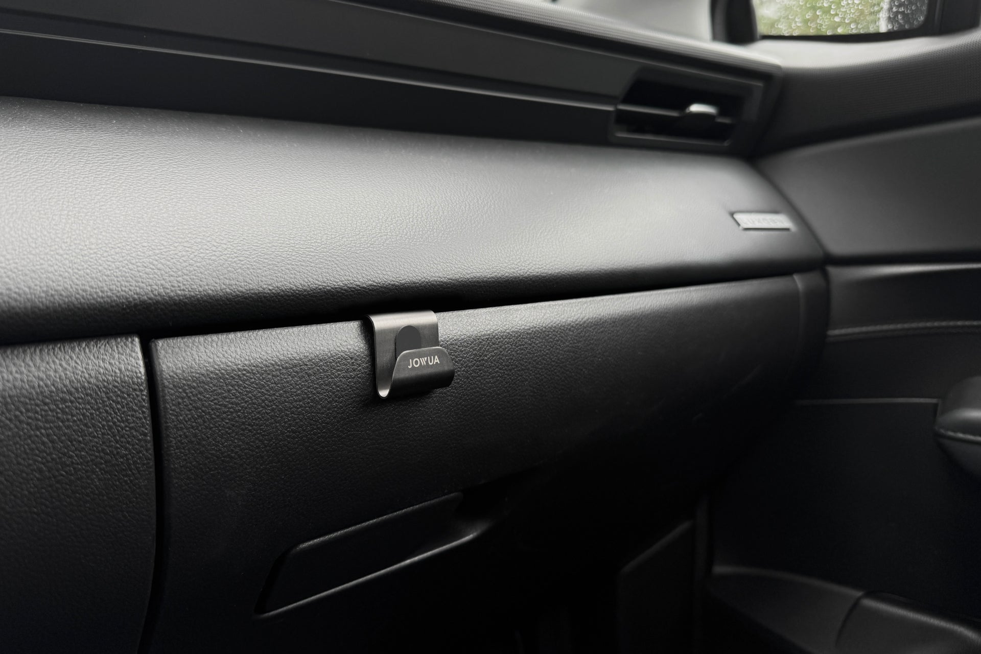 JOWUA 台灣推出的 LUXGEN n⁷ 手套箱掛鉤採用獨家設計,黑色手套箱內配有時尚的「JOYEU」夾子。燈光柔和的儀表板和通風口凸顯了光滑的紋理,同時防止滑動確保一切保持安全。.