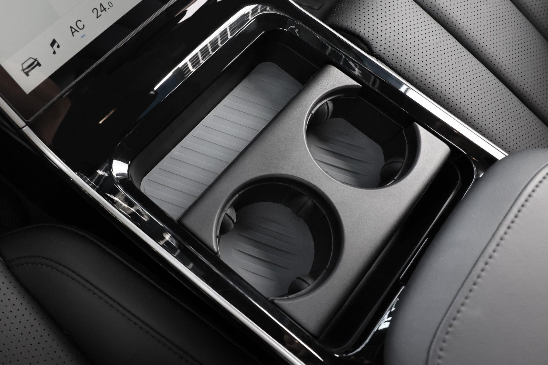 Luxgen n⁷ 的中央控制台採用 JOWUA 台灣杯架組,配有黑色拋光的矽膠杯架杯架,以增加抓地力。數位螢幕顯示溫度控制,而帶有紋理圖案的灰色內裝座椅增強了汽車配件設計的豪華感。.