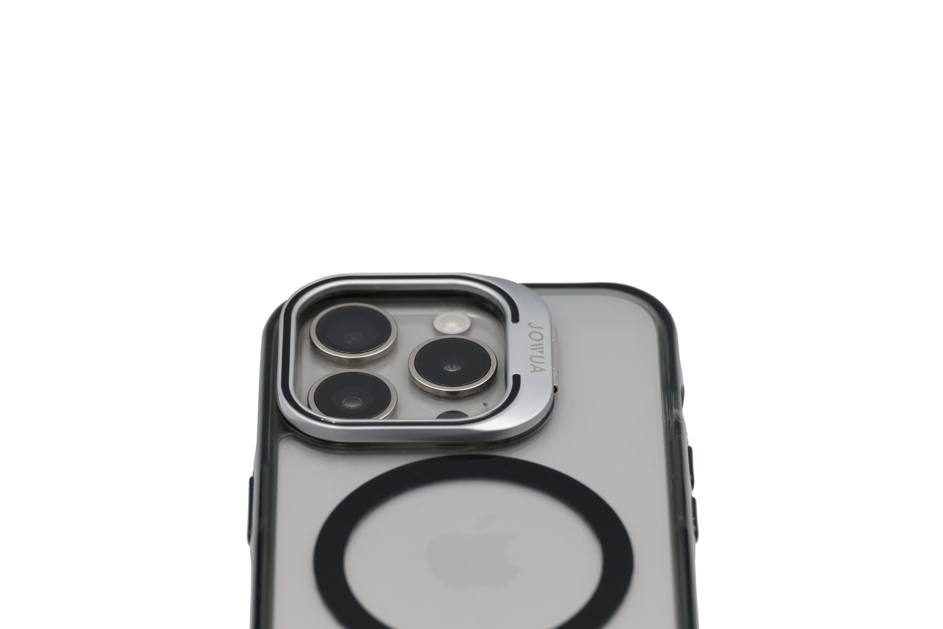 JOWUA Taiwan MagSafe 透明支架保護殼為 iPhone 15/14/13 系列設計,清透機殼突顯大方形鏡頭與圓形蘋果 LOGO,黑色邊圈標示 MagSafe 無線充電區域,完美搭配各式磁吸配件。.