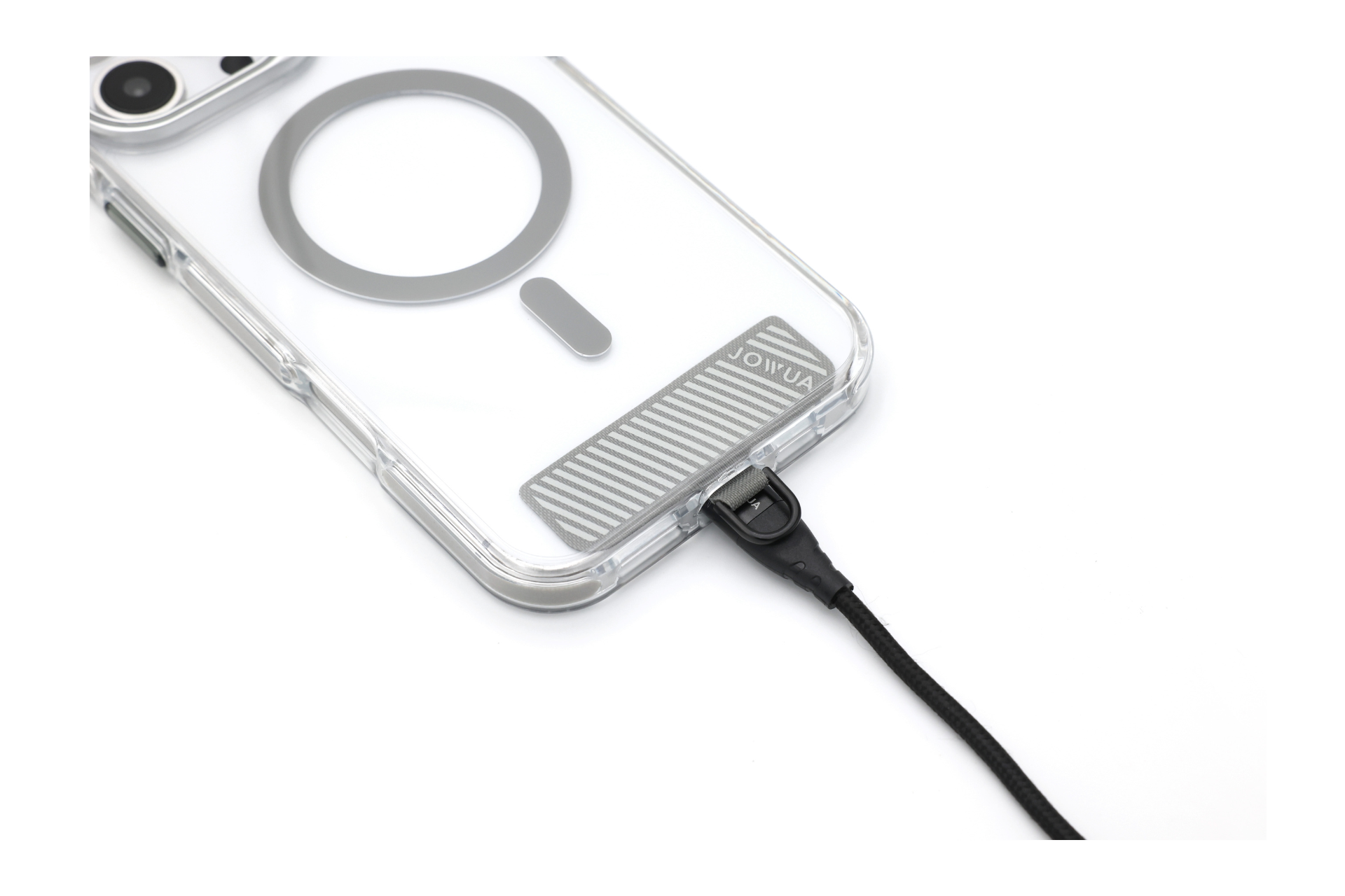 JOWUA 台灣 MagSafe 透明支架保護殼+掛繩夾片組適用於 iPhone 16,包括一個帶有可見相機鏡頭切口和黑色掛繩的透明外殼,採用圓形設計、矩形圖案元素和 MagSafe 無線充電相容性,可輕鬆充電。.