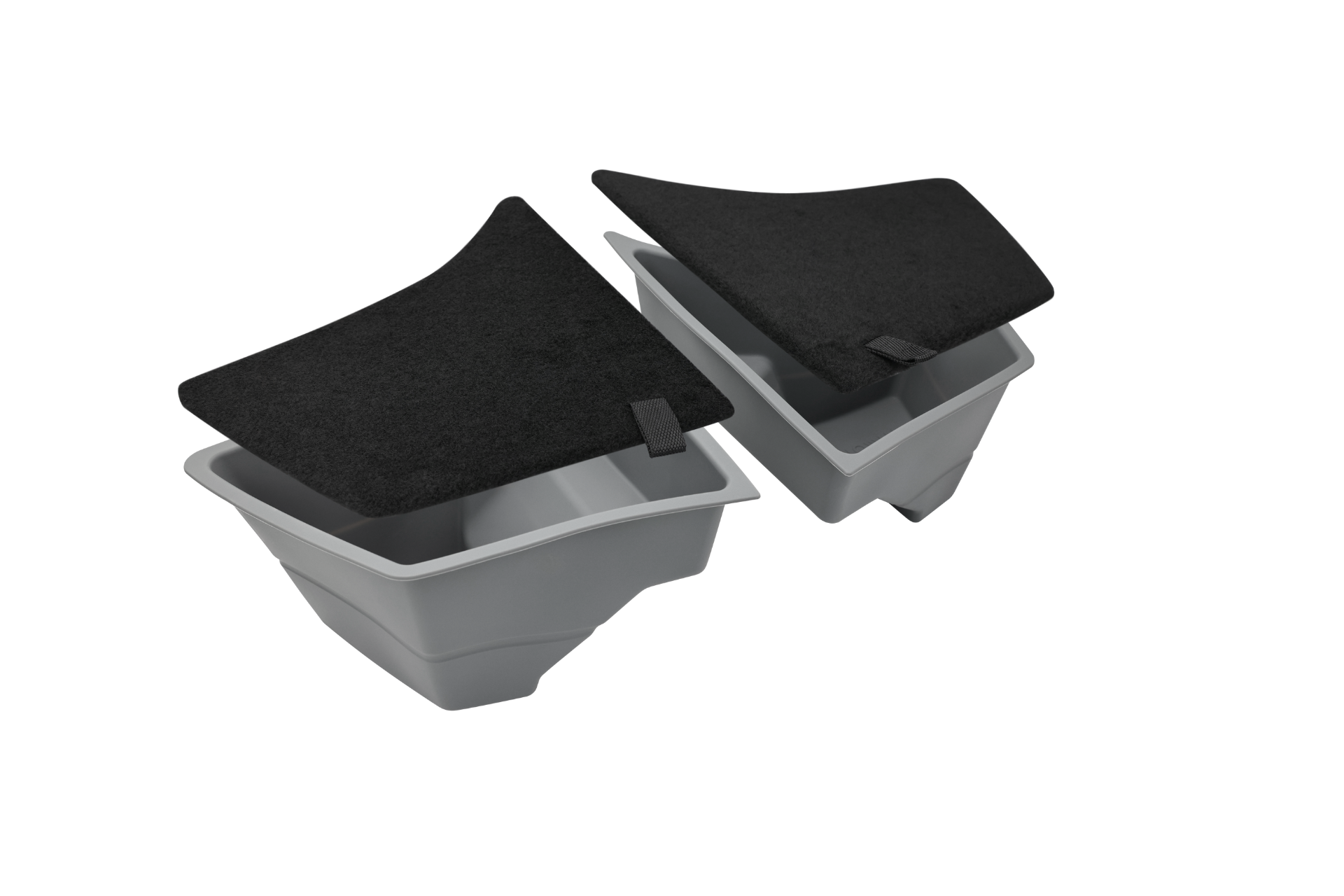 兩個灰色塑膠容器以矽膠材質製成,搭配可拆卸的黑色氈套,是JOWUA台灣為Model 3(2024+煥新版)設計的後行李箱收藏桶。它們的錐形設計緊密貼合後行李箱,每個蓋子都稍微打開,以展示其質感和剪裁貼合度。.