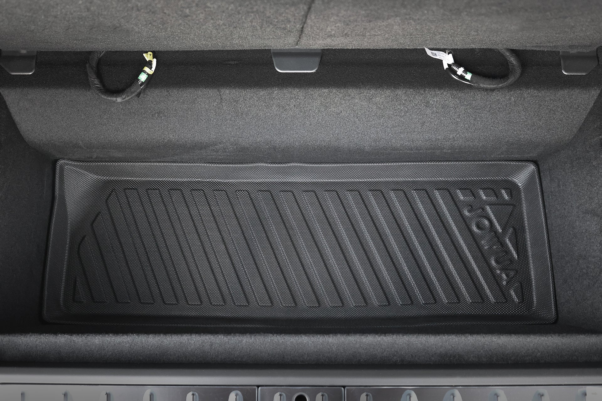 黑色 JOWUA Taiwan 立體防水行李廂墊 (Model X 2025+/2021-2024)特寫,斜向溝槽與 YOKA 浮雕,放置於 Model X 後車廂儲物格內。.