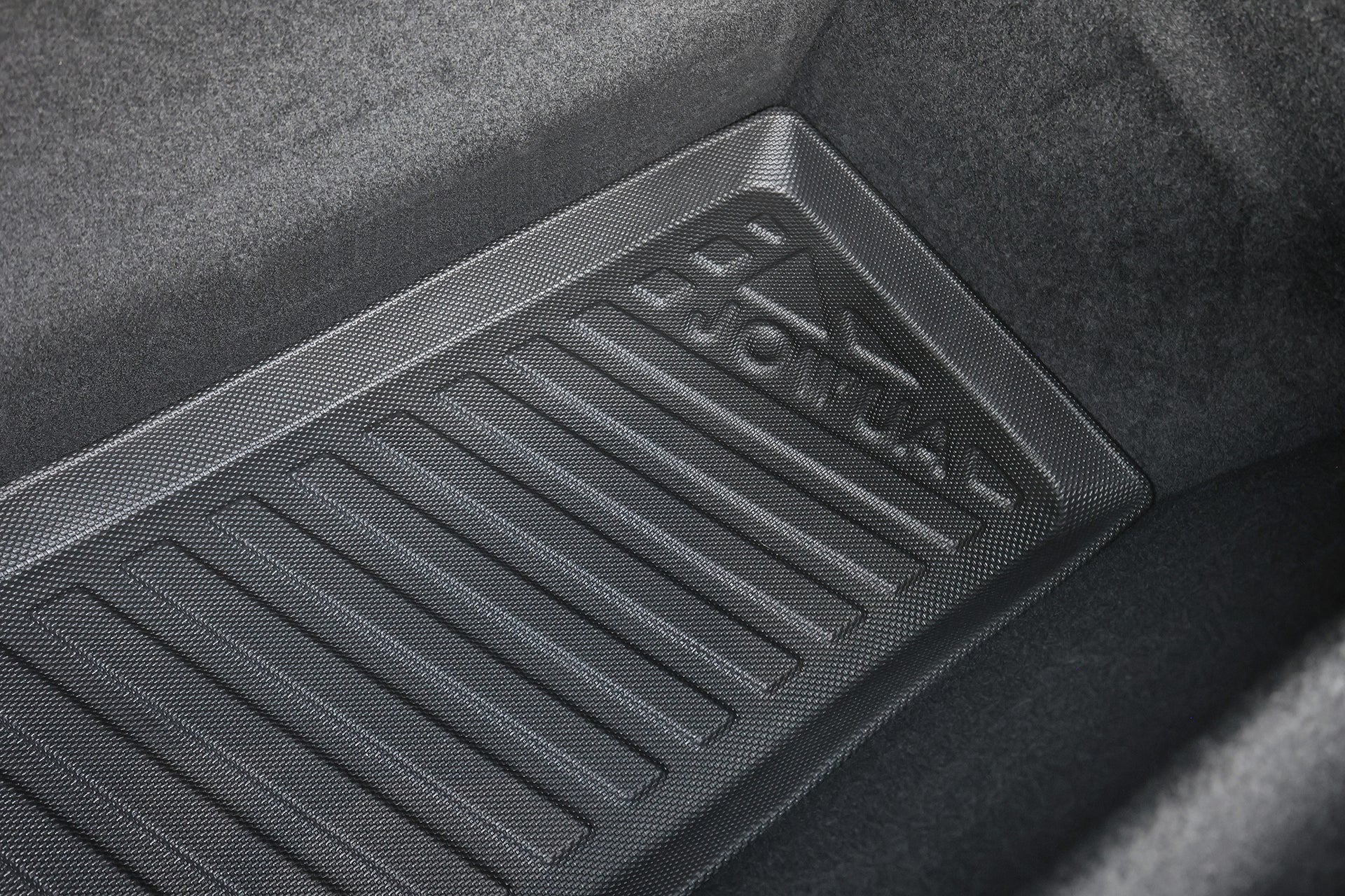 黑色 JOWUA Taiwan 立體防水行李廂墊 (Model X 2025+/2021-2024)特寫圖,紋理溝槽,裝在有深色襯裡的貨運區 - 適用於 特斯拉 Model X 行李廂保護, 防水防塵效果佳.