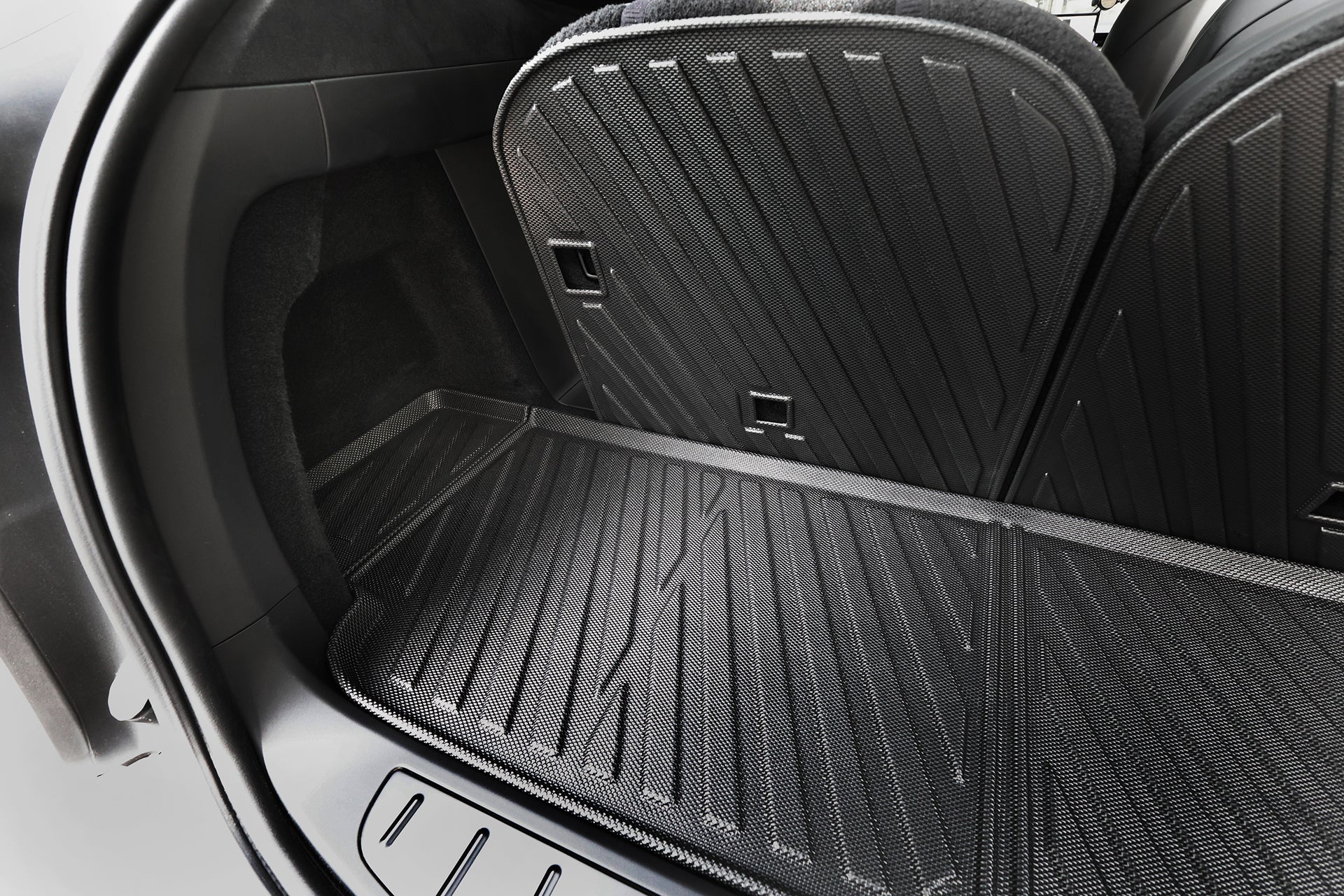 後方貨運區的特寫顯示 JOWUA Taiwan 立體防水行李廂墊 (Model X 2025+/2021-2024) 配備防水椅背墊,為折疊座椅靠背和地板提供特斯拉 Model X 行李廂墊般的防水保護。.