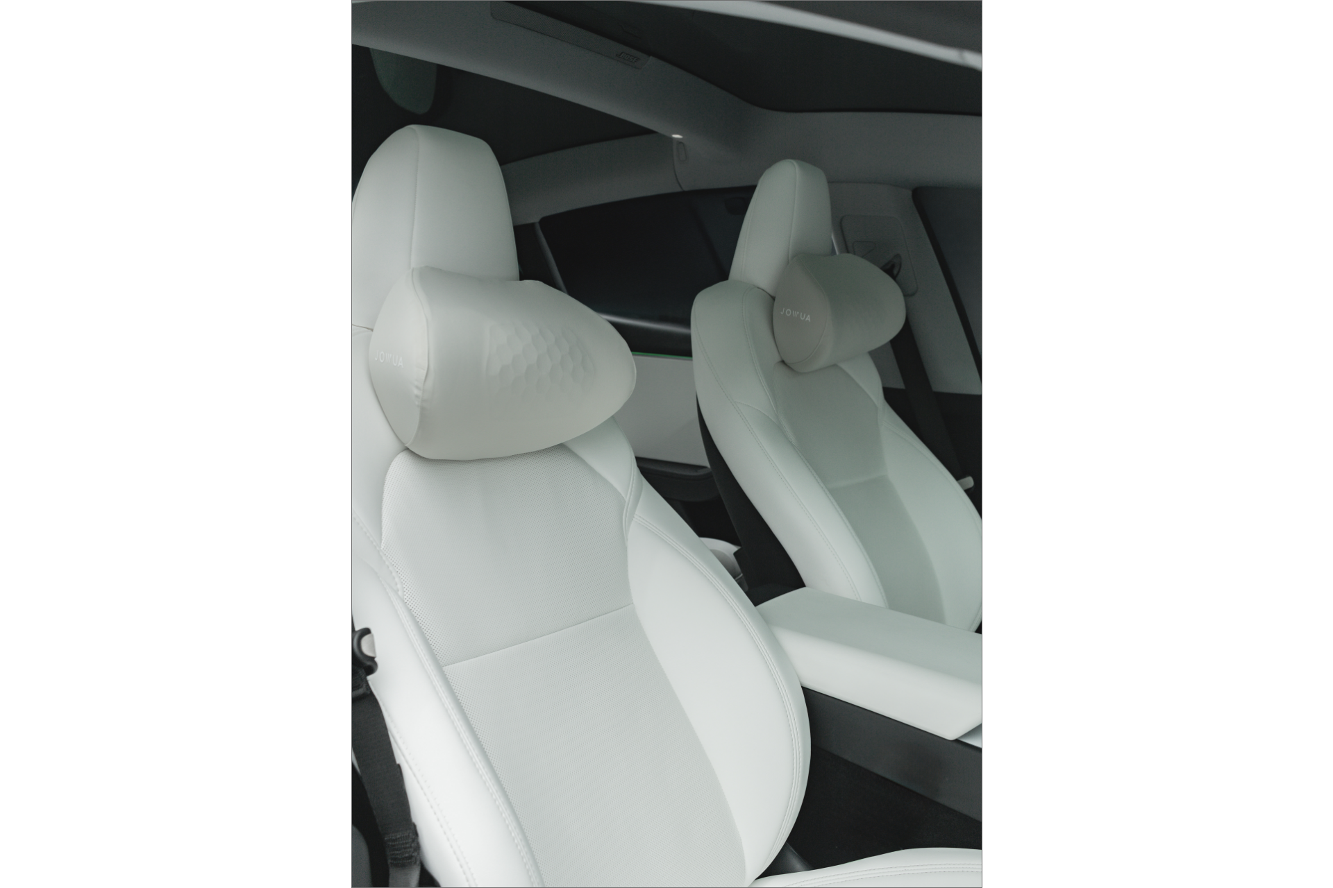 圖為 JOWUA Taiwan 車用頭枕(兩入/一入)。在現代汽車的前排座椅上,從側面角度突出白色真皮內飾、人體工學設計、記憶棉頭枕,以及時尚簡約的內飾。.