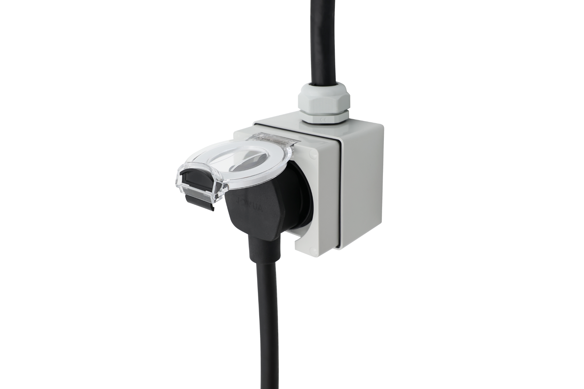 黑色電纜插入 JOWUA 台灣 NEMA 14-50 防水電源插座盒,這是一種帶有透明蓋的白色壁掛式插座,具有 ETL 安全認證。電纜用塑膠配件固定。兩個部件均具有 IP66 防水等級,並且蓋子是打開的。.