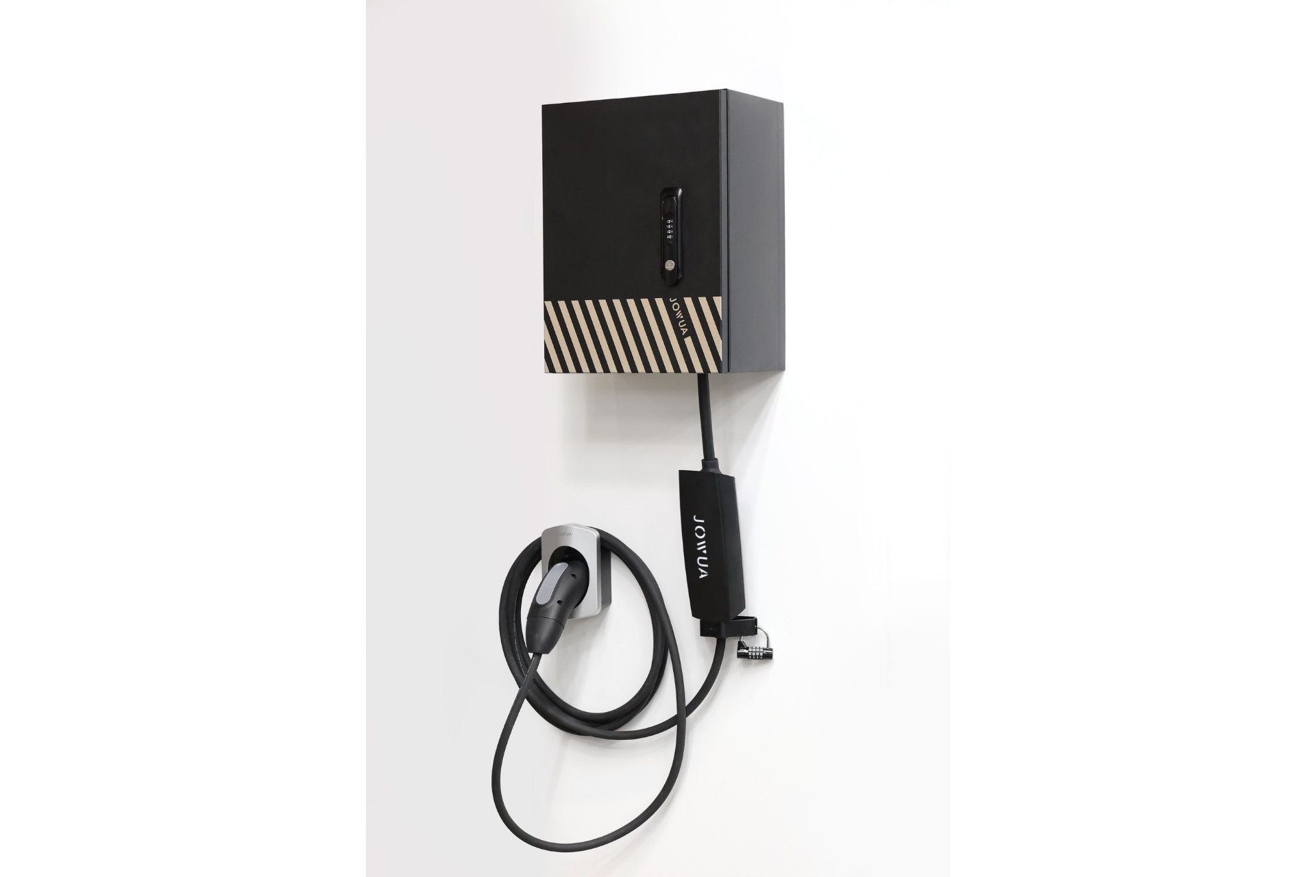 JOWUA Taiwan 配電箱 - 304020 型,以黑色表面處理,安裝在白色牆面上,下部有斜條紋,纜線上有 VIRTA 品牌標誌,並採用 NEMA 14-50 插頭,可輕鬆連接。.