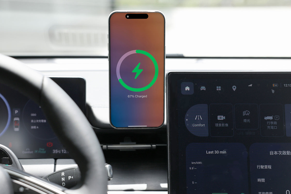安裝在車內的智慧型手機顯示充電進度為 67%,由 JOWUA 台灣製「Qi2 製冷六維隱藏車架(MagSafe 款)|Foxtron Cavira 專用」提供高效、無線的電力。下方,車內儀表板顯示數位控制介面與行車數據。.
