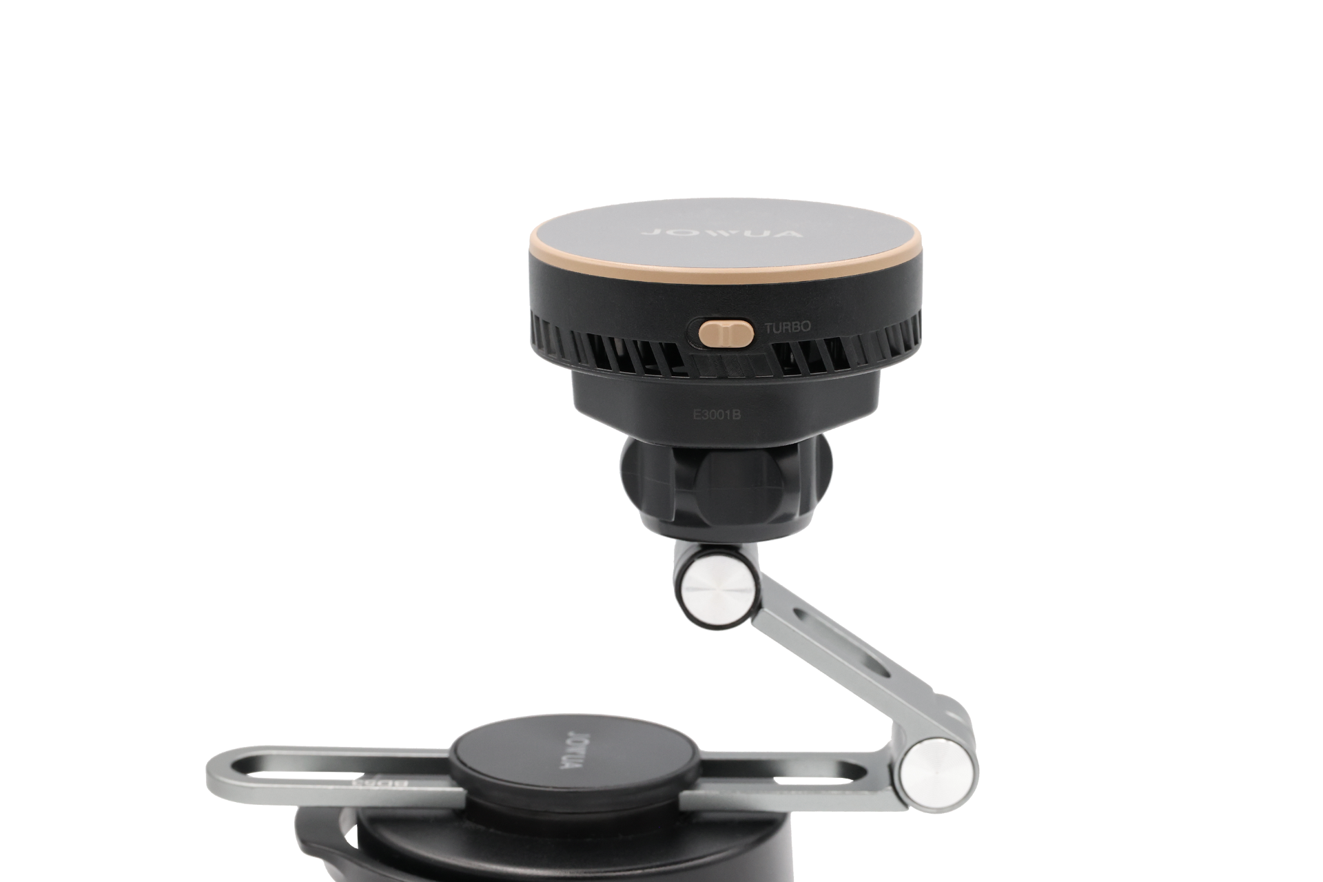 由 JOWUA Taiwan 製作的黑金色圓形 Qi2 製冷六維隱藏車架 (MagSafe款),鑲嵌在可調整的灰色手臂上,接合處連接至平面底座,並以純白色為背景。.