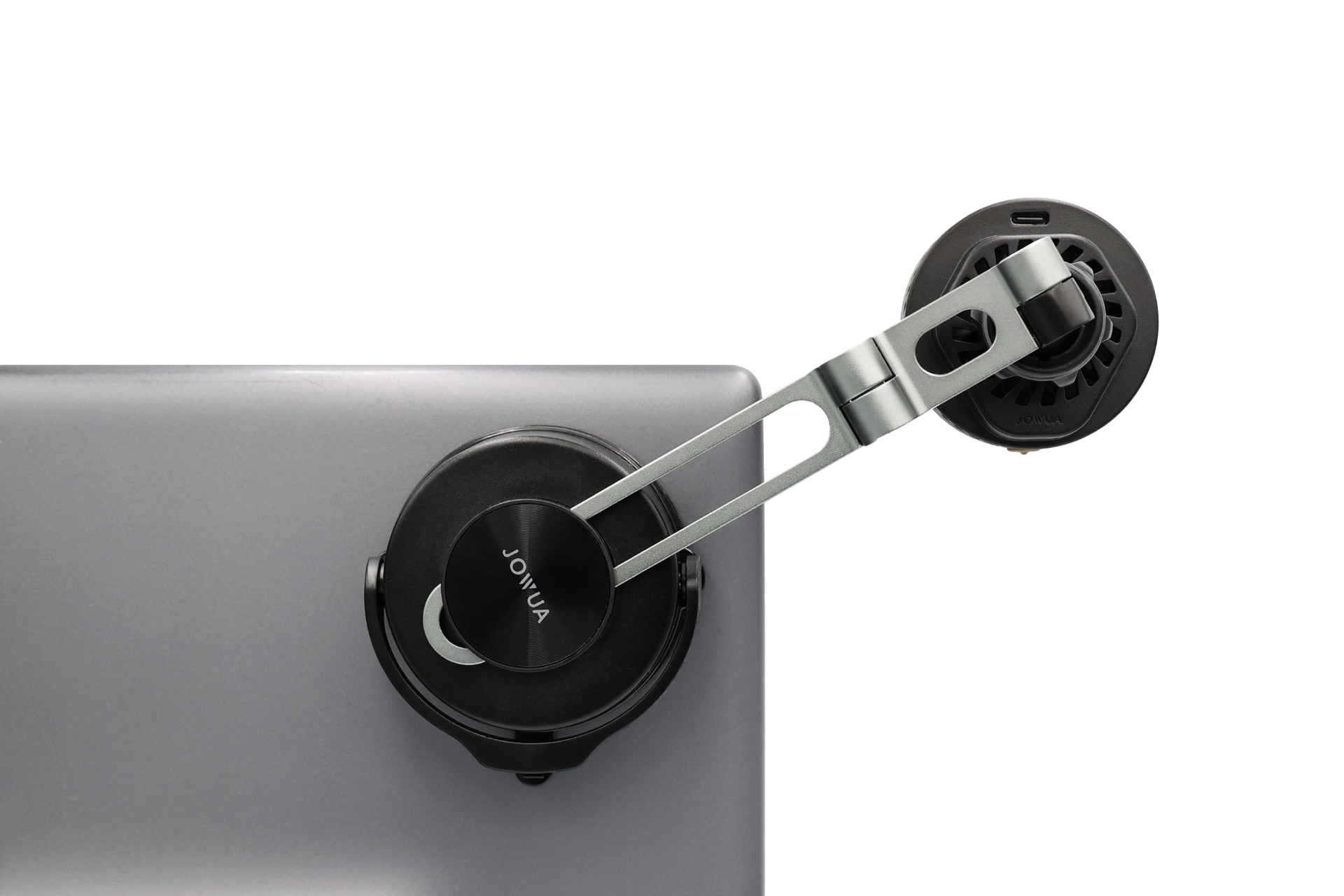 JOWUA Taiwan Qi2 製冷六維隱藏車架 (MagSafe 款) 配備 JOYUA 圓形底座、可調整金屬臂和黑色夾鉗,安裝在筆記型電腦的背角,背景為白色。.