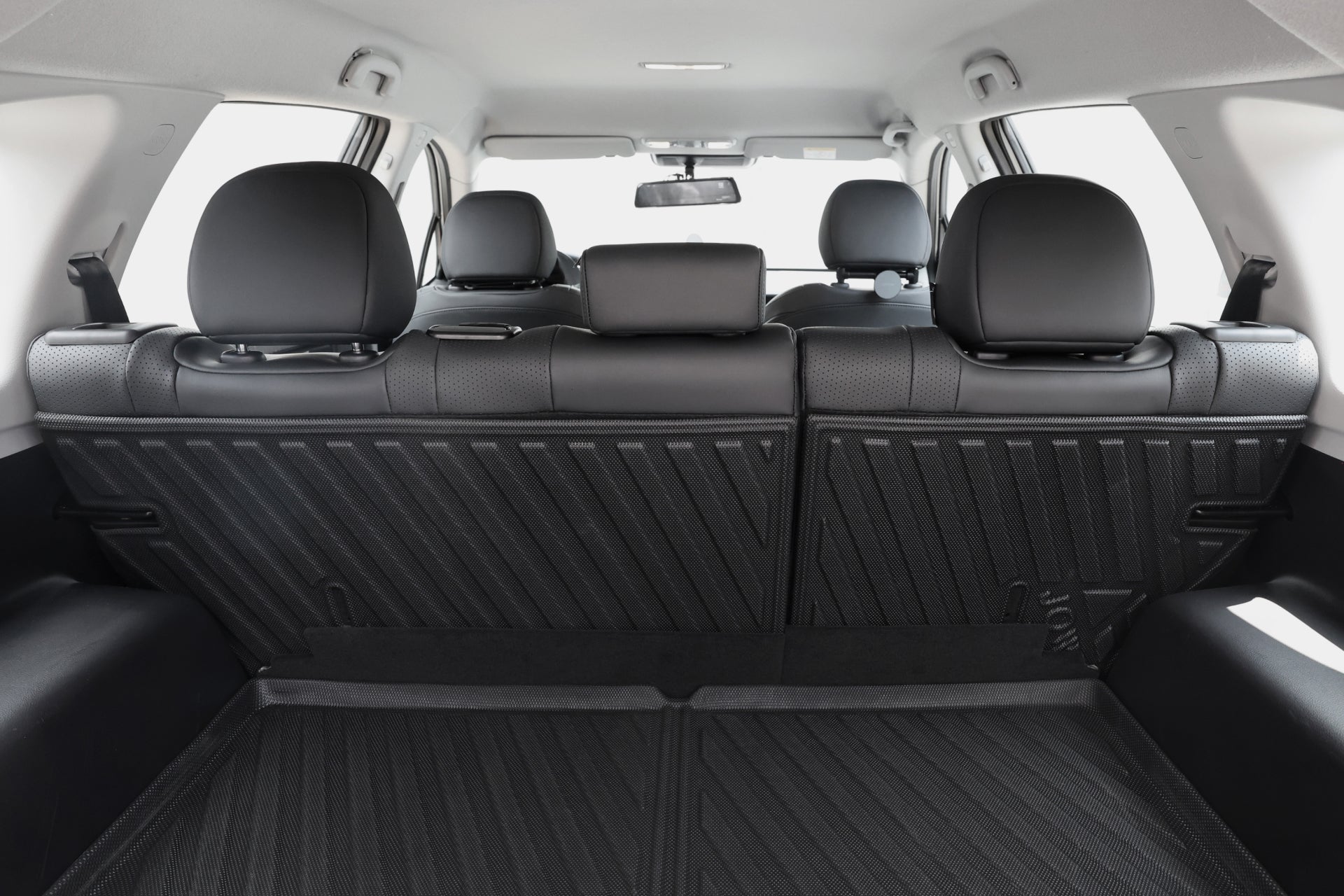 LUXGEN n⁷ SUV 的貨運區外觀,採用黑色後座及頭枕、輕量化車頂,以及 JOWUA Taiwan 的立體防水行李廂墊+椅背墊組合 (5人座),增加便利性與保護性。.