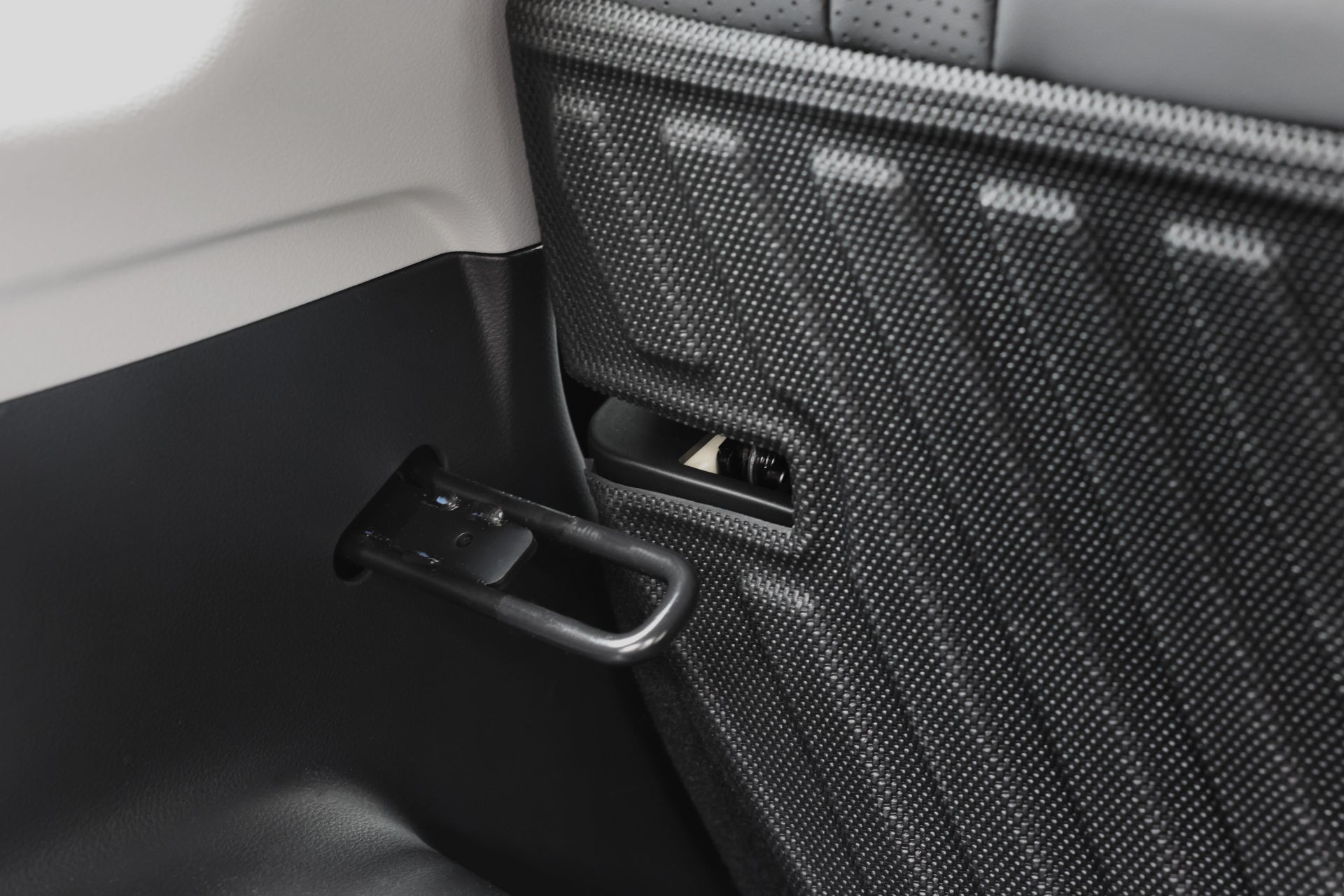 汽車內裝特寫,以現代設計和實用配件為特色,如 JOWUA Taiwan 立體防水行李廂墊+椅背墊組合 (LUXGEN n⁷ 5人座),以加強保護和清潔。.