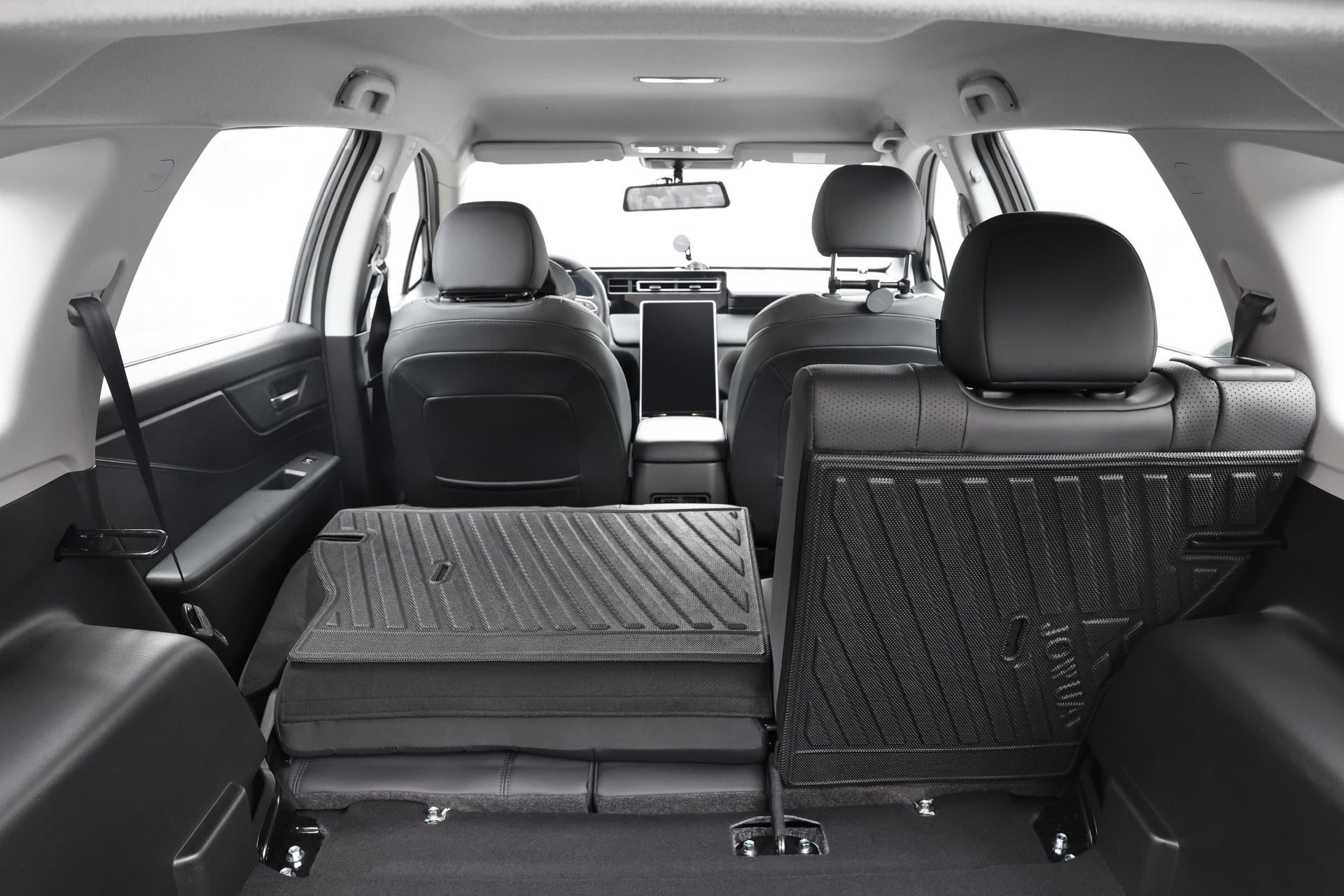 從後座可分開摺疊的 SUV 後車廂眺望,擴大的載貨空間與現代化的設計,配備 JOWUA Taiwan 立體防水行李廂墊+椅背墊組合 (LUXGEN n⁷ 5人座),提供更多的保護與便利。.