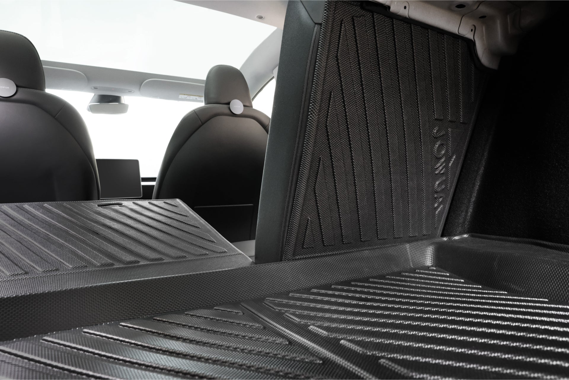 2024+ Model 3 的 JOWUA 台灣行李廂官方組合提供折疊座椅和塑膠襯墊,打造時尚的備品儲藏方案。黑色內裝配有精緻的椅背和地毯,而車頂則保留了輕盈、通風的外觀。.