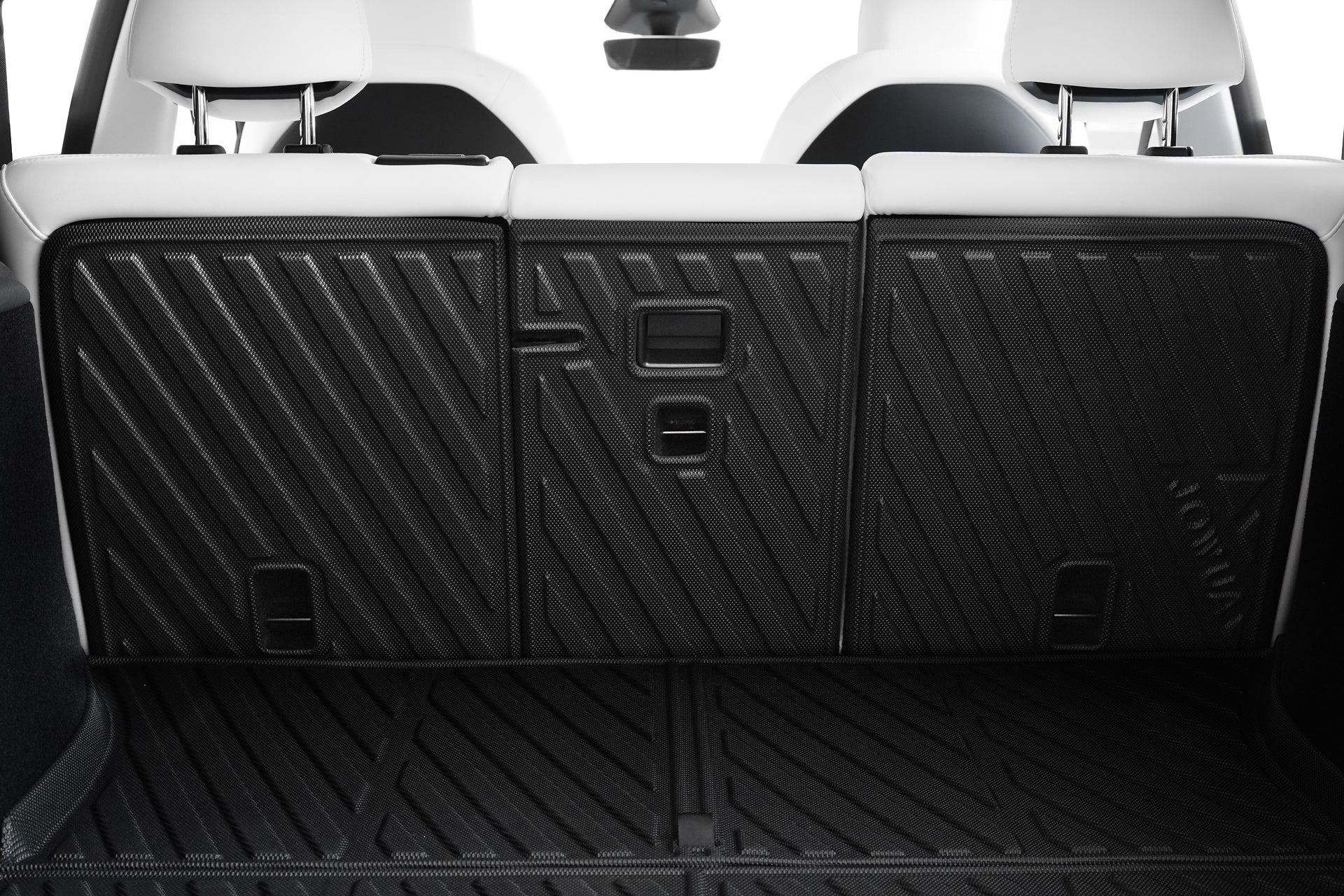 圖為 JOWUA 台灣防水後排椅背墊 (Model Y 2021-2024) 採用 TPE 材質、外部防水設計,適用於特斯拉 Model Y 後排椅背保護,白色頭枕清晰可見。.