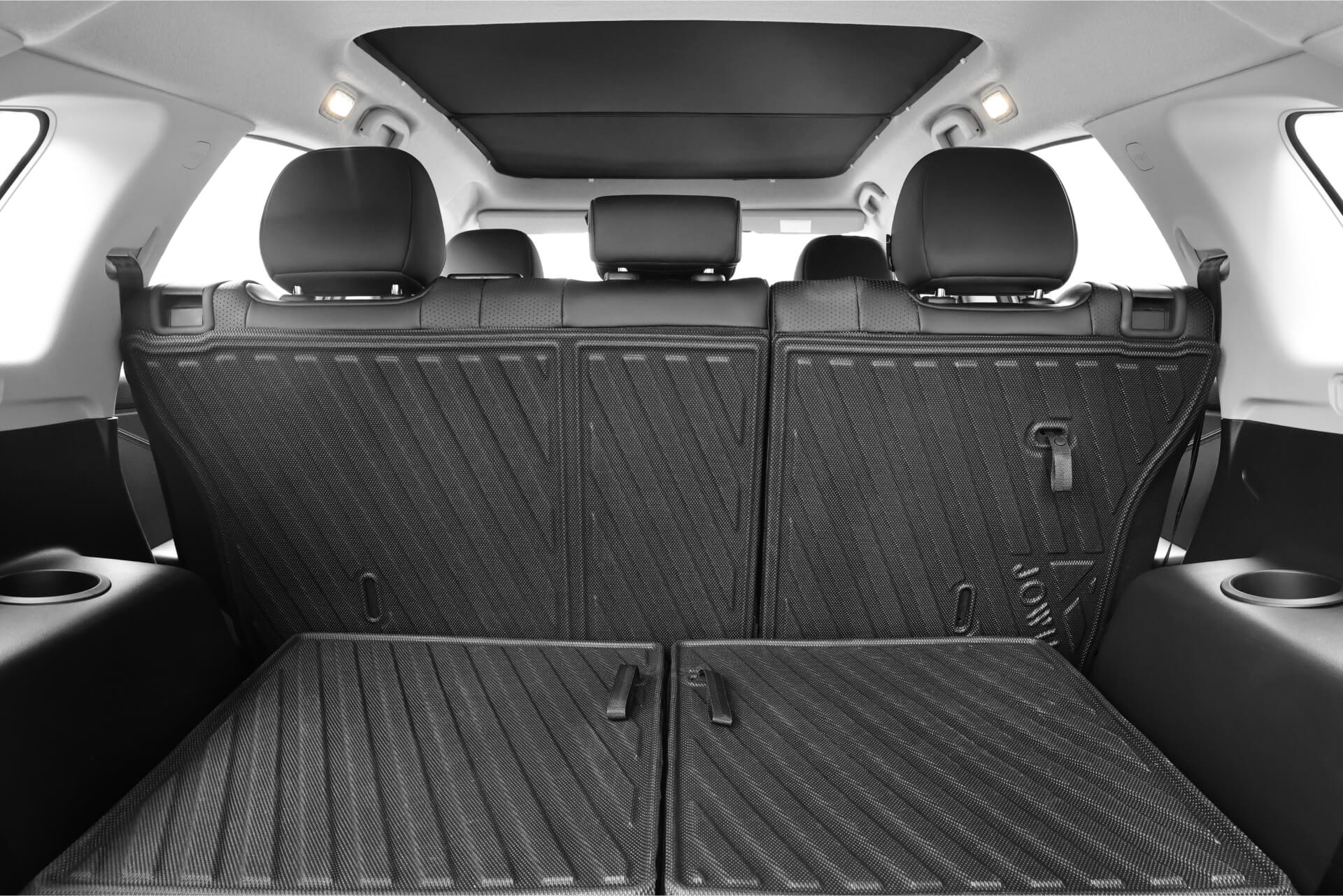 LUXGEN n⁷ 的內部展示了直立式後座和錯層貨物區,內襯 JOWUA 台灣防水第二排椅背墊,配有防水 TPE 材質墊。明亮的燈光增強了其時尚、現代的設計。.