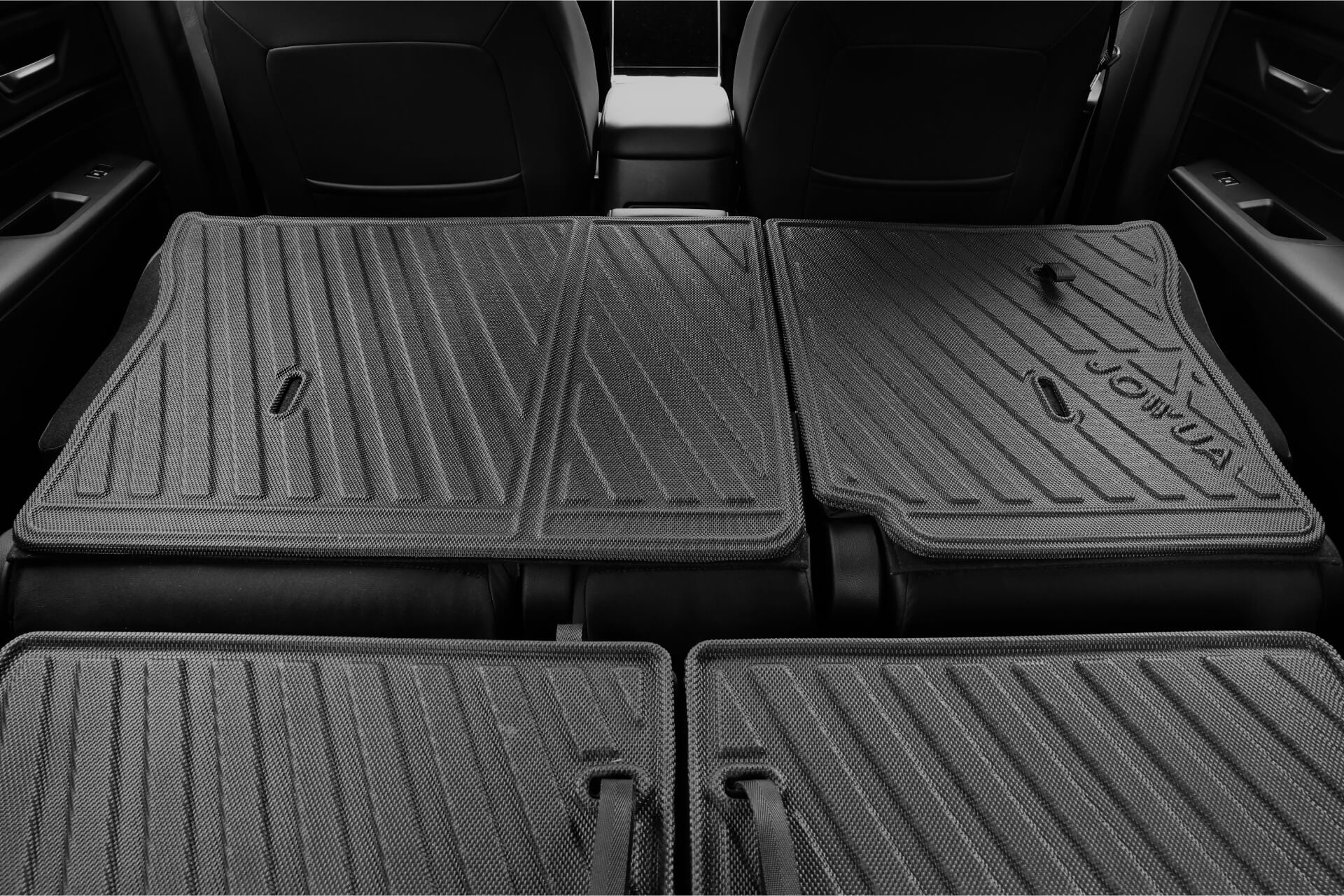 在納智捷LUXGEN n⁷內部,JOWUA台灣的防水第二排椅背墊提供了無縫、有紋理的黑色TPE材料,當座椅折疊下來時,可形成防塵防水的表面。.