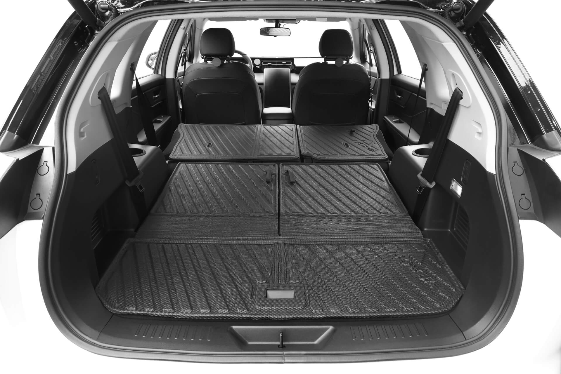 影像突出顯示了納智捷LUXGEN n⁷ SUV 中的 JOWUA 台灣防水第二排椅背墊,後排座椅折疊起來,顯示出寬敞的貨物空間,上面覆蓋著耐用的 TPE 材質黑色橡膠墊。.