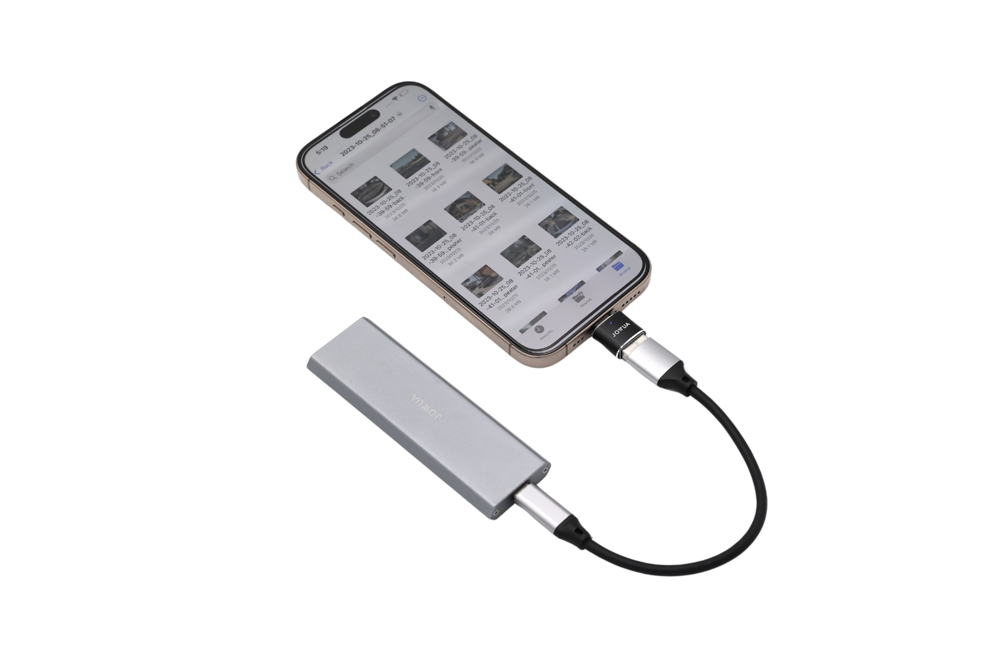 智慧型手機使用 JOWUA Taiwan 哨兵讀組(USB-A 轉 Type-C 和 Lightning)黑色線連接到銀色便攜式硬碟。手機螢幕顯示具有 OTG 功能的文件管理應用程序,可實現無縫數據存取。.