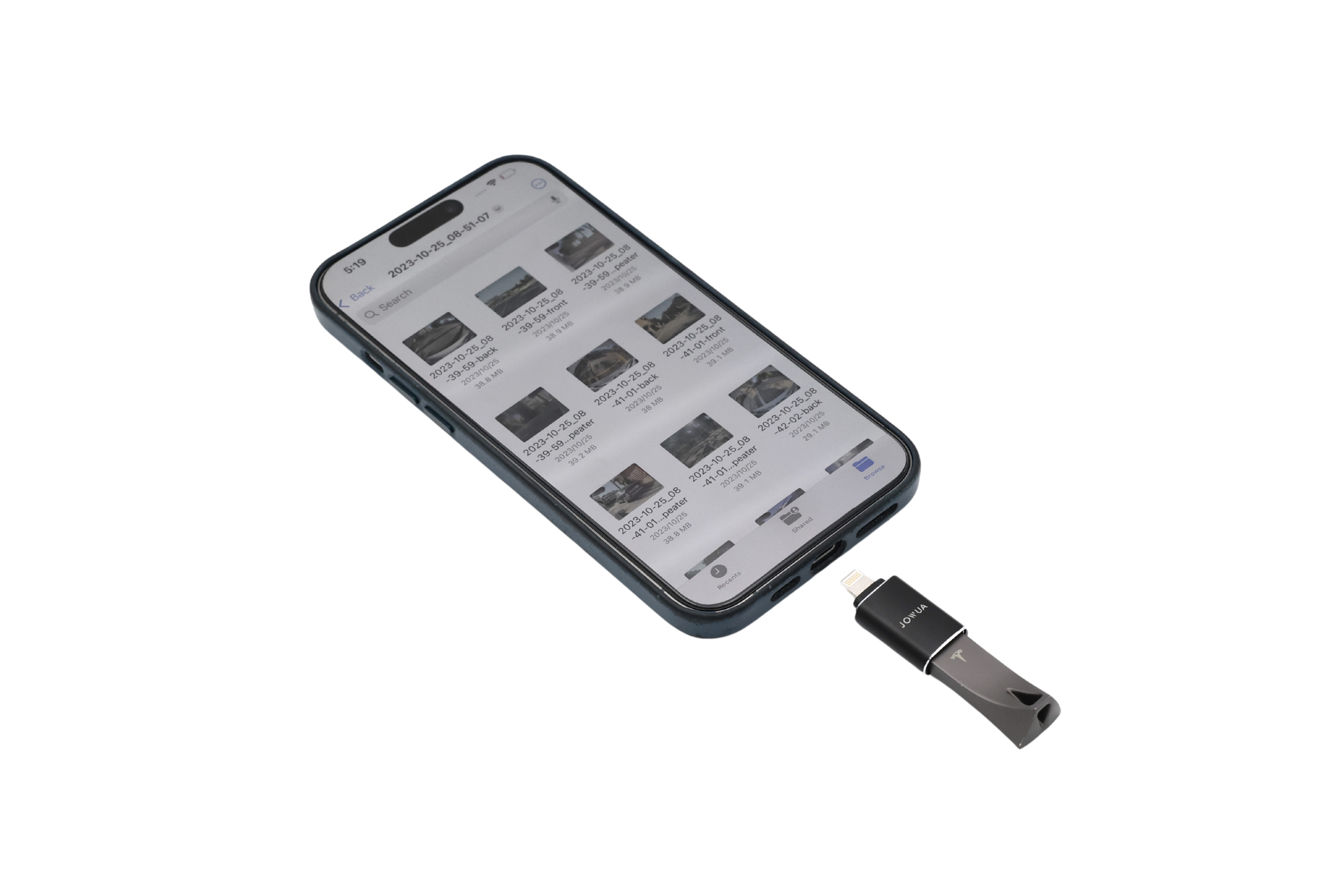 JOWUA Taiwan 哨兵讀組 (USB-A 轉 Type-C 和 Lightning) 連接智慧型手機,在純色背景上顯示文章,象徵資料傳輸或儲存。此設定強調其 OTG 功能,可實現多功能、高效的存取。.