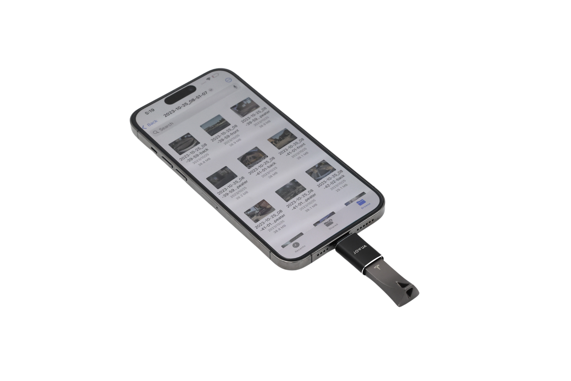 智慧型手機顯示具有 OTG 功能的圖像和文字網格,連接到充電埠的是 JOWUA 台灣哨兵讀取組 USB-C 隨身碟,由耐用金屬材質製成,背景為純黑色。.