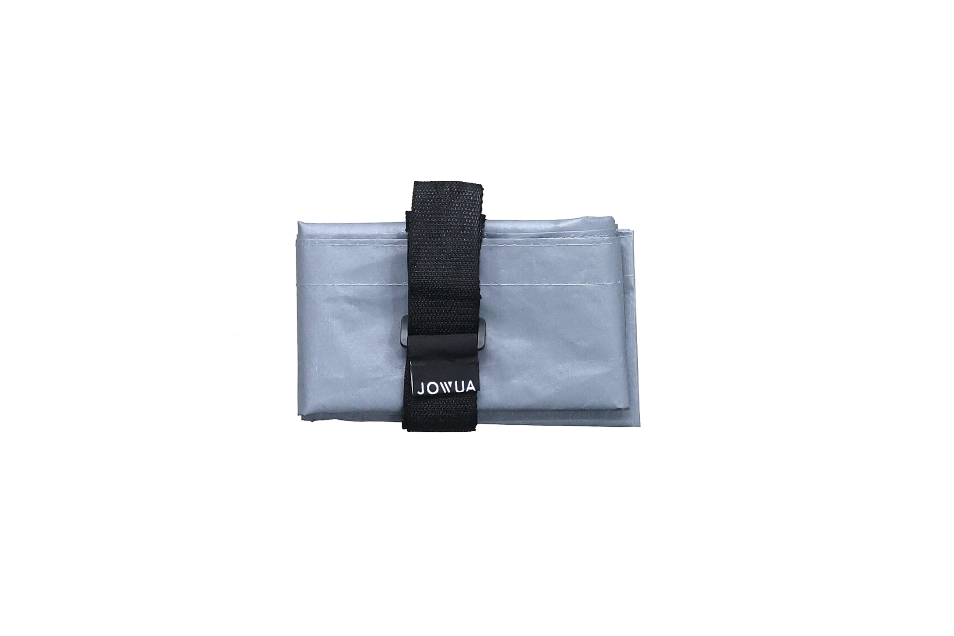 JOWUA Taiwan 的 35L 環保購物袋為淺灰色長方形摺疊式設計,以黑色錶帶和搭扣固定,在純白背景下顯示 JOWUA 標籤。.