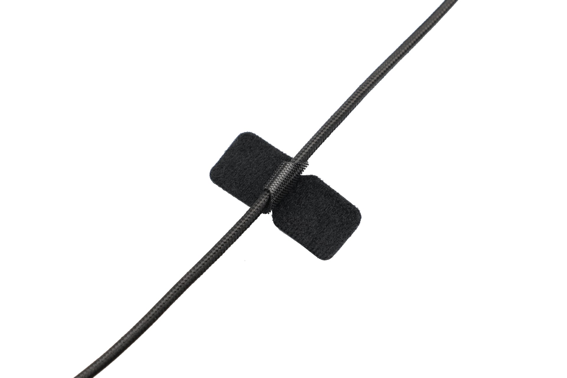 JOWUA 台灣的黑色電纜,採用白色背景上的黑色魔鬼氈帶固定,可透過 USB-C PD快充高效能充電。它被稱為 USB-C 車用磁吸線,長度有 0.4M、1M 和 1.8M。.