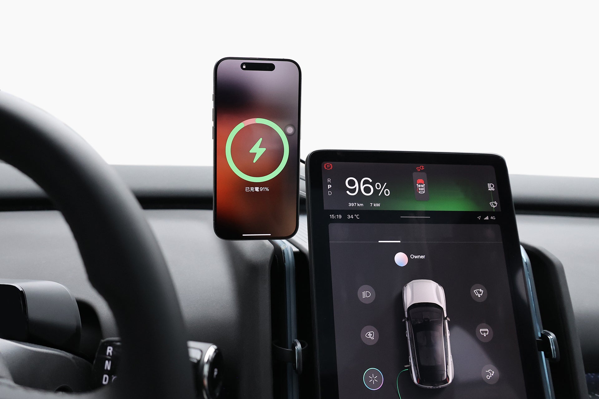 智慧型手機透過 JOWUA Taiwan Qi2 製冷六維隱藏車架 (MagSafe 款) 安裝在汽車儀表板上,在電動車的顯示器旁顯示充電畫面,畫面顯示電量為 96% 及主要行車資訊。.