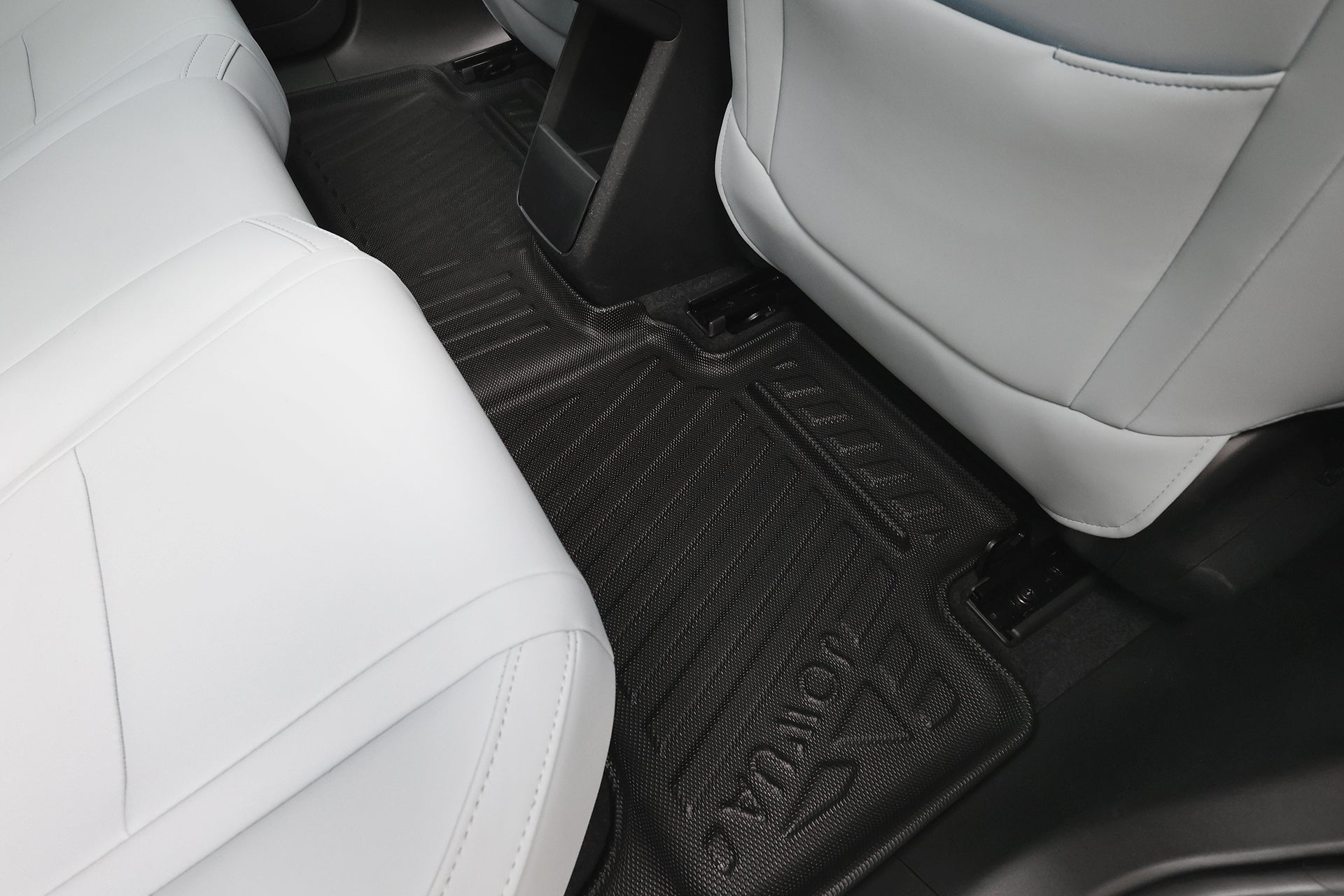 JOWUA Taiwan 立體防水腳踏墊 (Volvo EX30) 專為白色皮椅車款設計,具專利收納、止滑紋路,完美貼合後座底部與中央鞍座之間。.