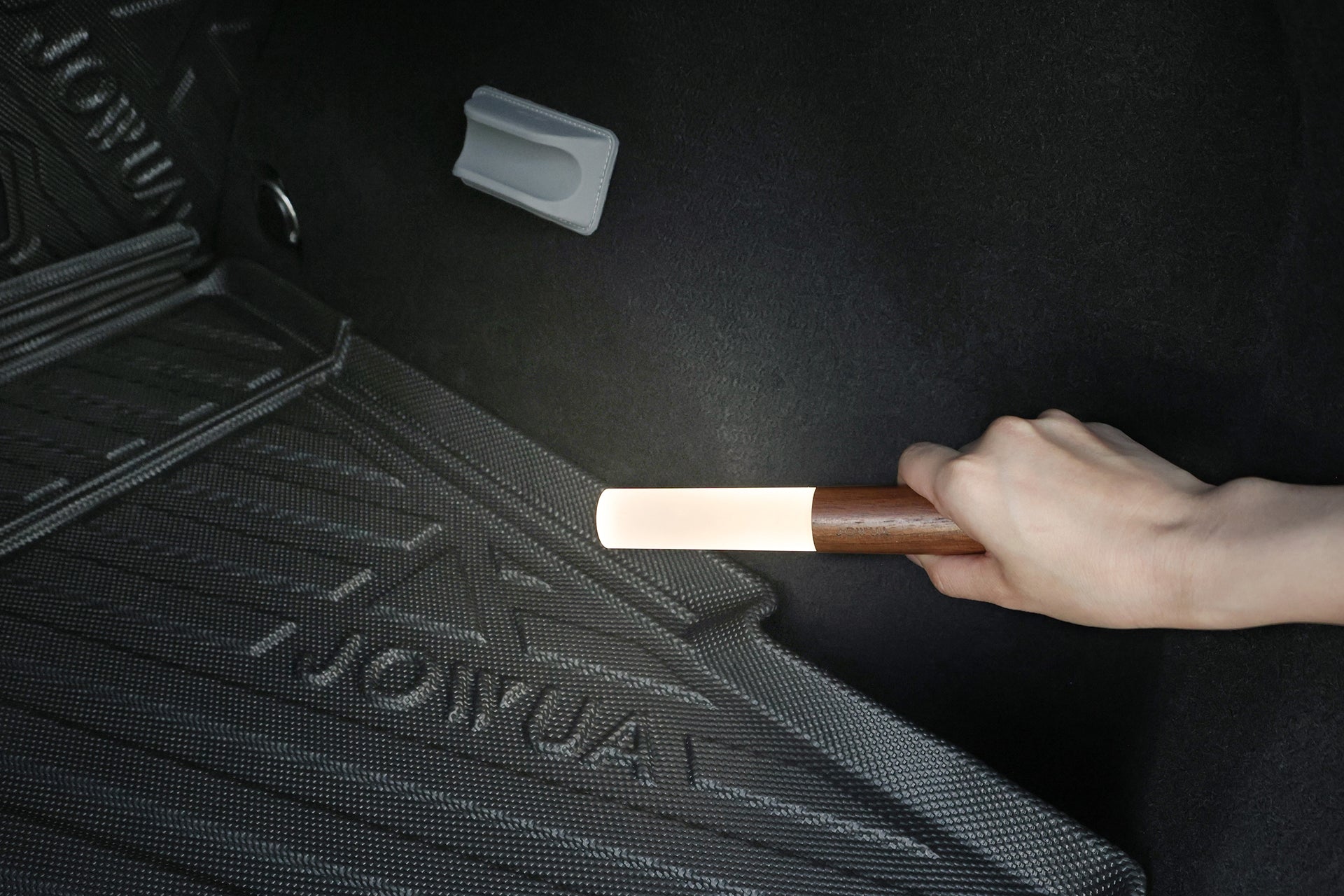 JOWUA Taiwan 立體防水行李箱墊+椅背墊組合 for Volvo EX30。黑色防水墊的特色在於後車廂地板上的紋理圖案和凸起字樣。.