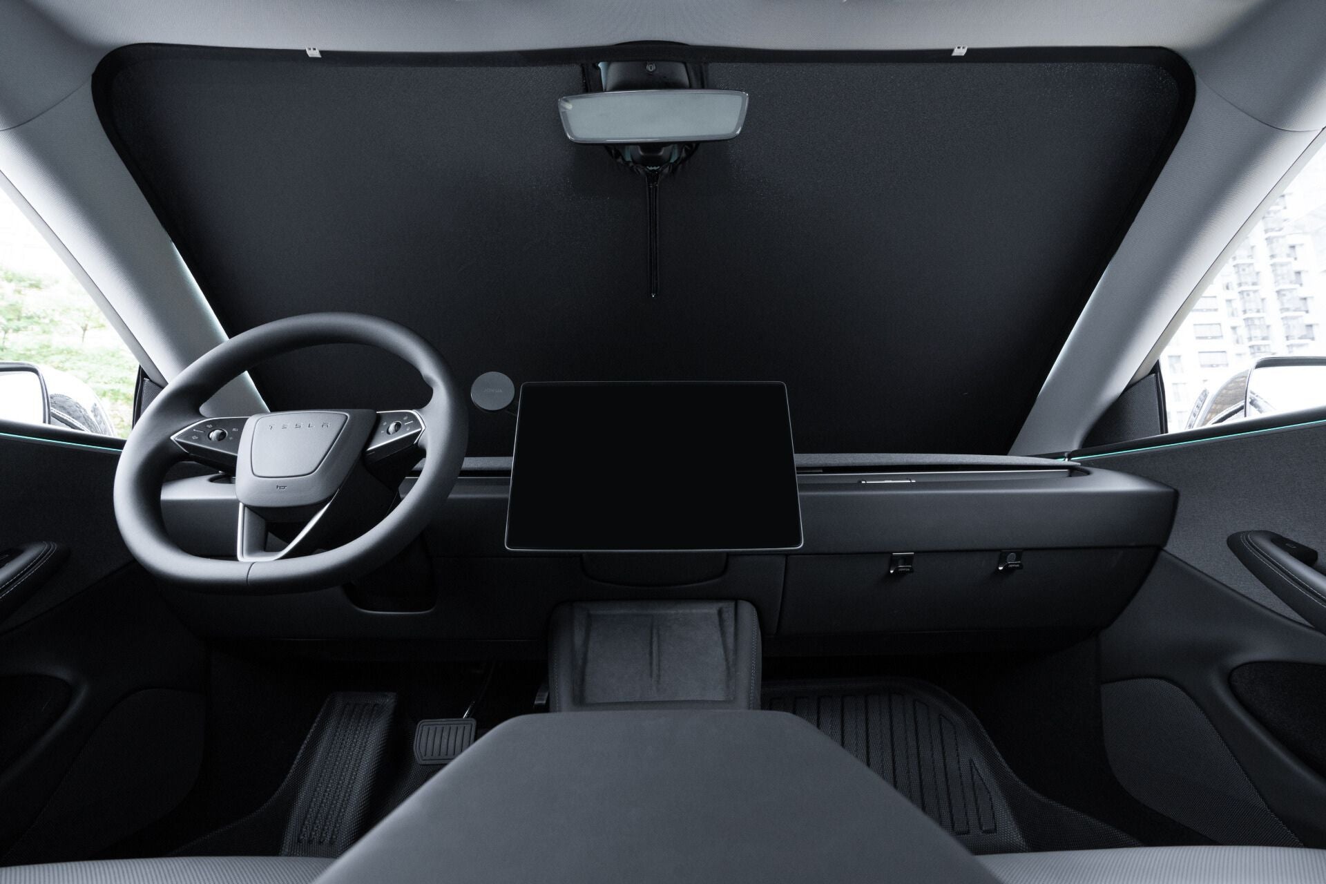 2024 年 Model 3 的內裝採用光滑的儀表板,配有中央觸控螢幕和方向盤,並配有大擋風玻璃和 JOWUA 台灣前擋風玻璃遮陽框,可遮擋隱私並隔離外部建築景觀,提供隔熱舒適感。.