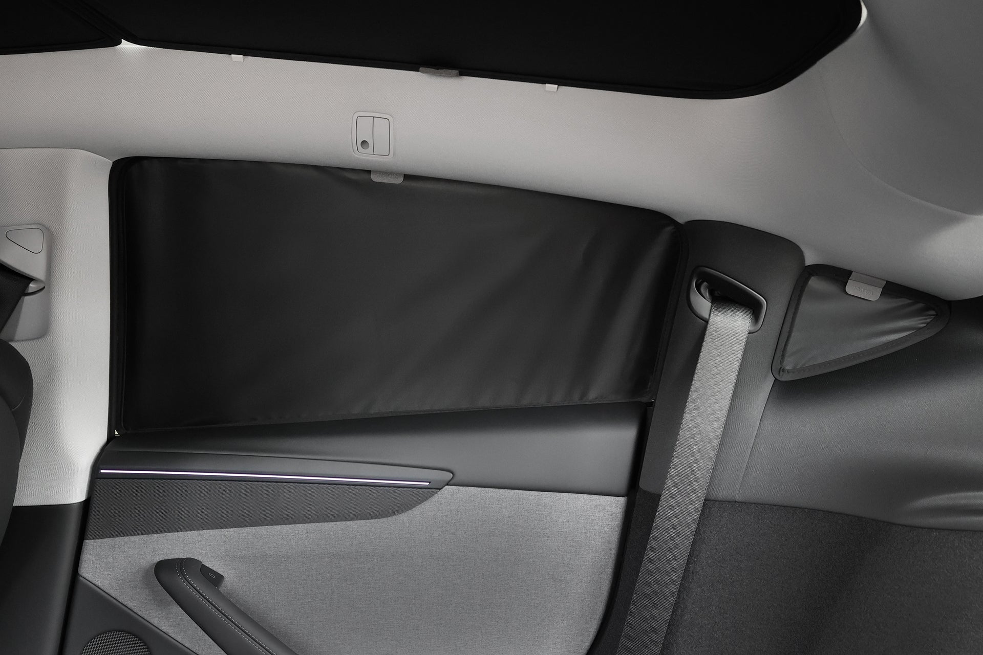Model Y 後座側窗上印有 JOWUA Taiwan 全車終極遮陽組合 (2025+/2021-2024),提供 99% 抗 UV 防曬,右側有安全帶,淺灰/黑色面板為隔熱隱私。.