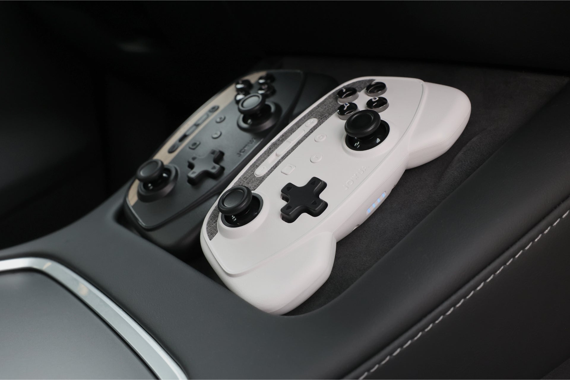 JOWUA Taiwan 無線充電雙搖桿組合(Model 3/Y)以黑白兩色控制器為特色,可安裝在汽車中央鞍座扶手上,與流線型內裝融為一體,讓您隨時隨地都能享受身歷其境的遊戲體驗。.